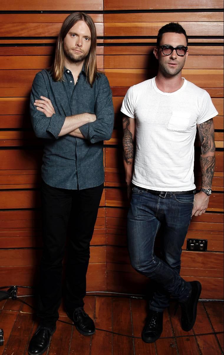 ”DE ÄR GENIER”  James Valentine och Adam Levine i Maroon 5 gillar att arbeta med utomstående låtskrivare. Och de får gärna vara från Sverige.