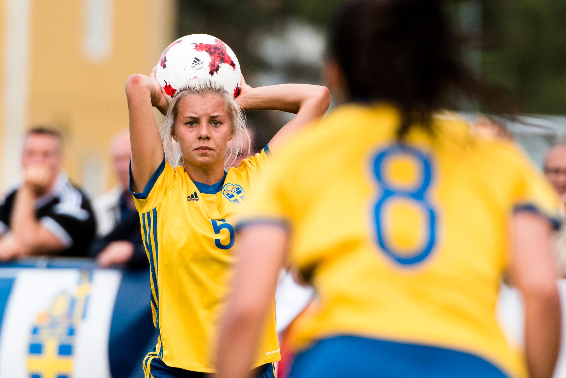 Efter att ha representerat Sverige i U17, U19 och U23 längtar Lotta efter att få representera A-landslaget.