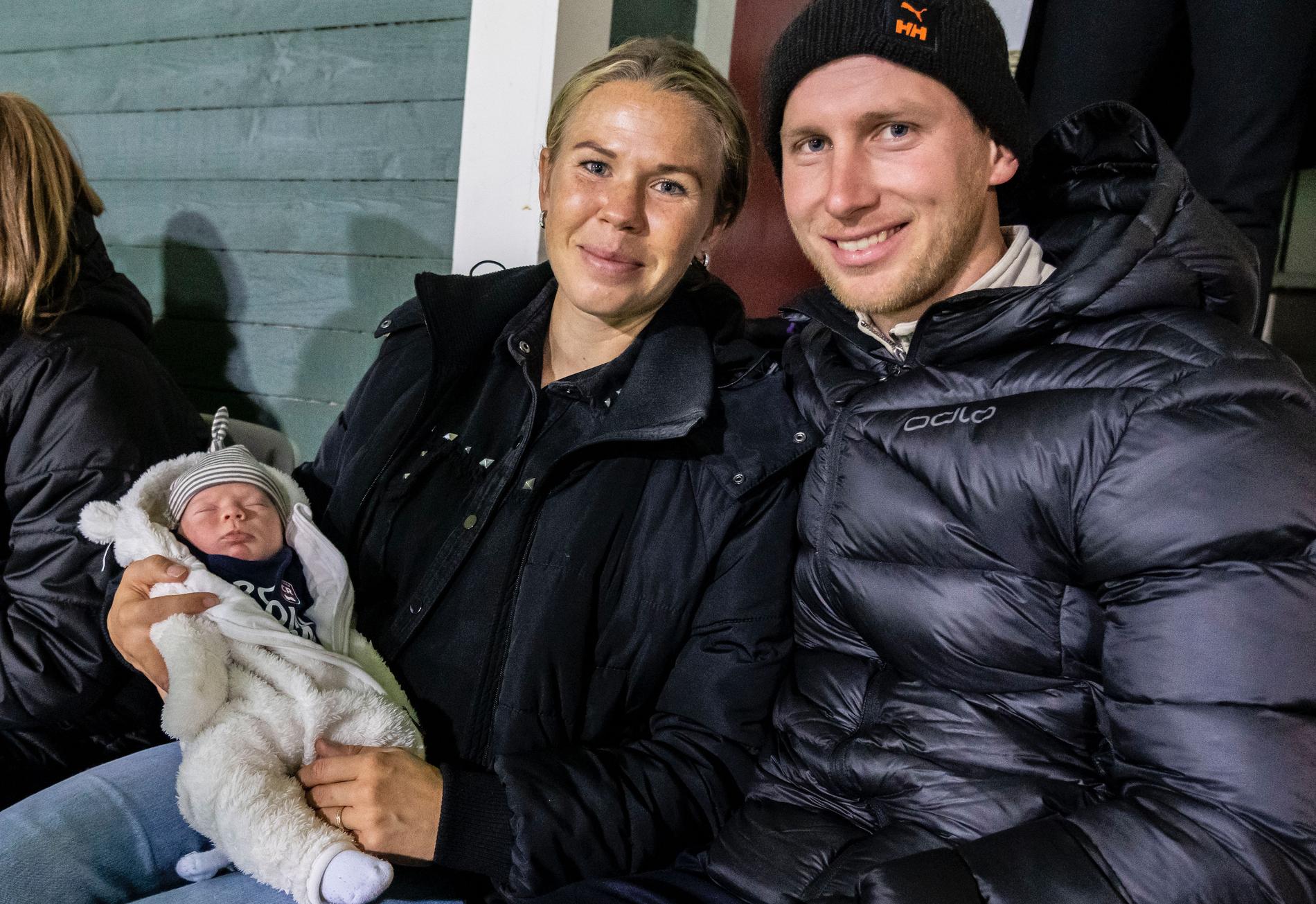 Jessica Wik och Andreas Wik med deras barn Lucas på läktaren.
