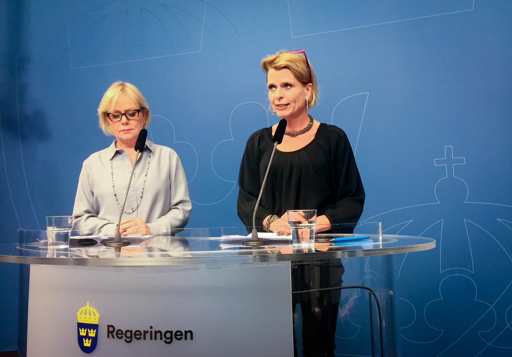 Den då blivande generaldirektören Lena Ag och dåvarande jämställdhetsminister Åsa Regnér (S) vid en pressträff hösten 2017 inför att den nya Jämställdhetsmyndigheten skulle starta. Nu är den på väg att läggas ned. Arkivbild.