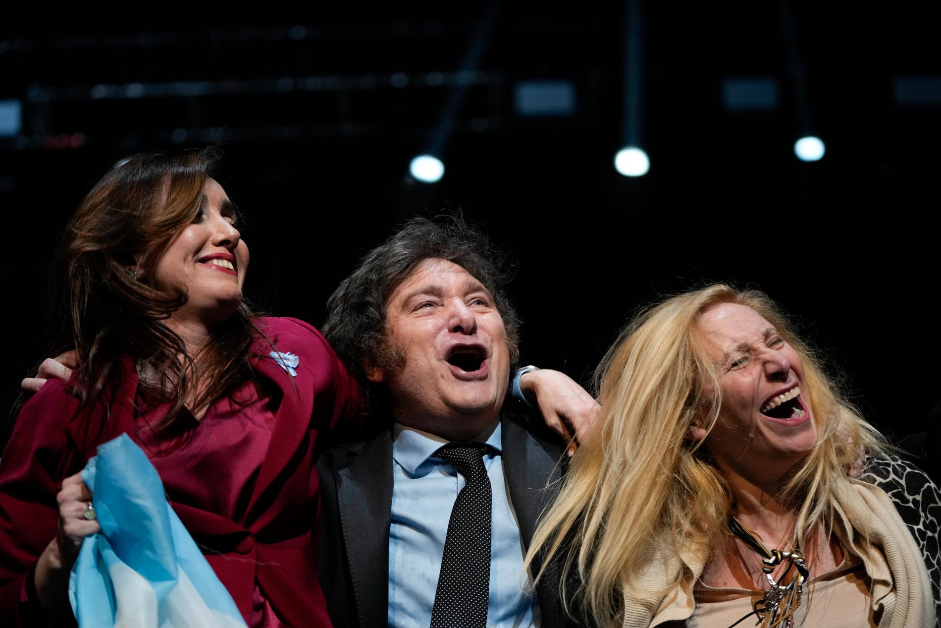 Presidentkandidaten Javier Milei tillsammans med sin syster Karina (till höger) och vicepresidentkandidaten Victoria Villarruel vid ett valmöte.