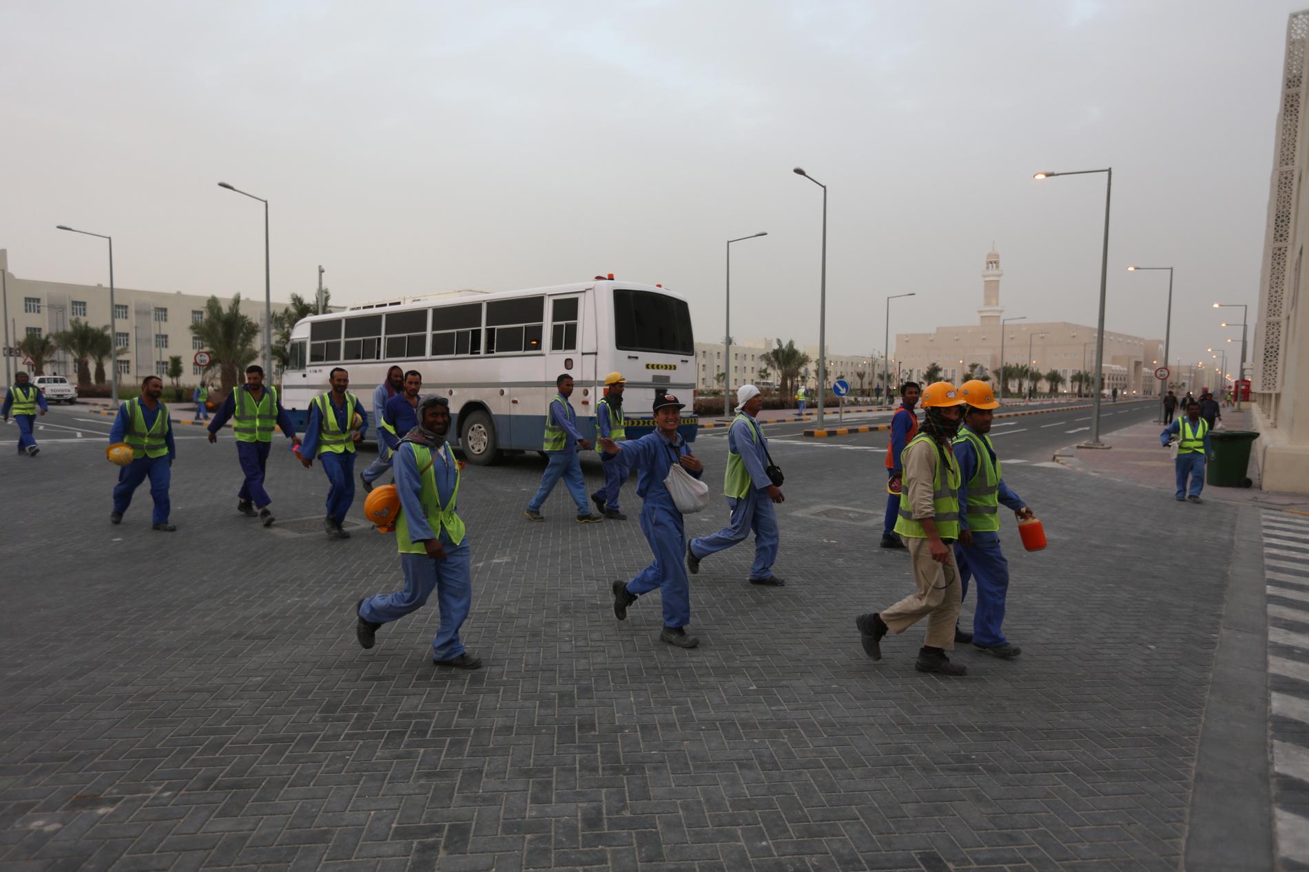 Arbetare på väg hem efter byggandet av arenorna till VM i Qatar
