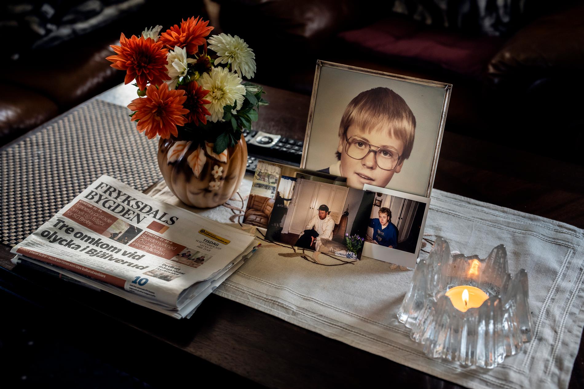 Hemma hos Anders mamma Siv ligger tisdagens tidning av Fryksdals Bygden och ett porträtt på Anders. 