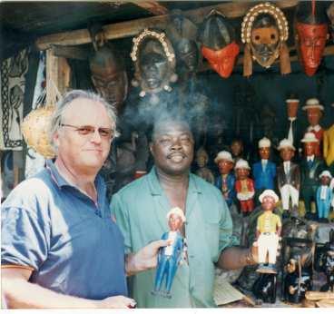 Gunnar handlar statyer på en marknad i Benin i Afrika.