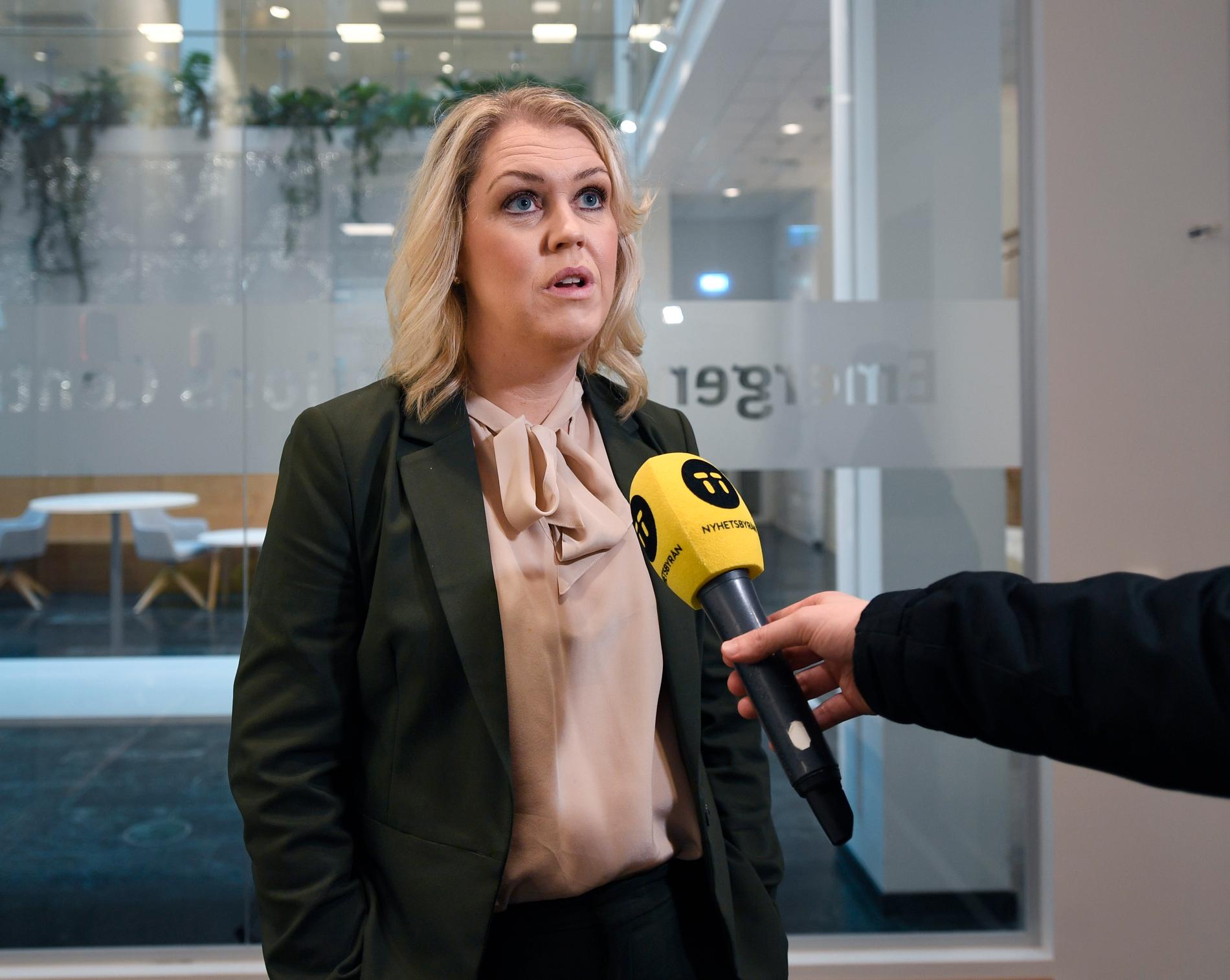 Smittskyddsläkarna får förstärkt mandat efter lördagens regeringsbeslut, konstaterar socialminister Lena Hallengren (S).