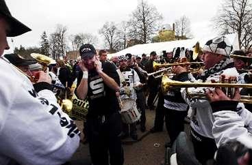 Sandvikenfansen firade sina guldlirare med pukor och trumpeter.