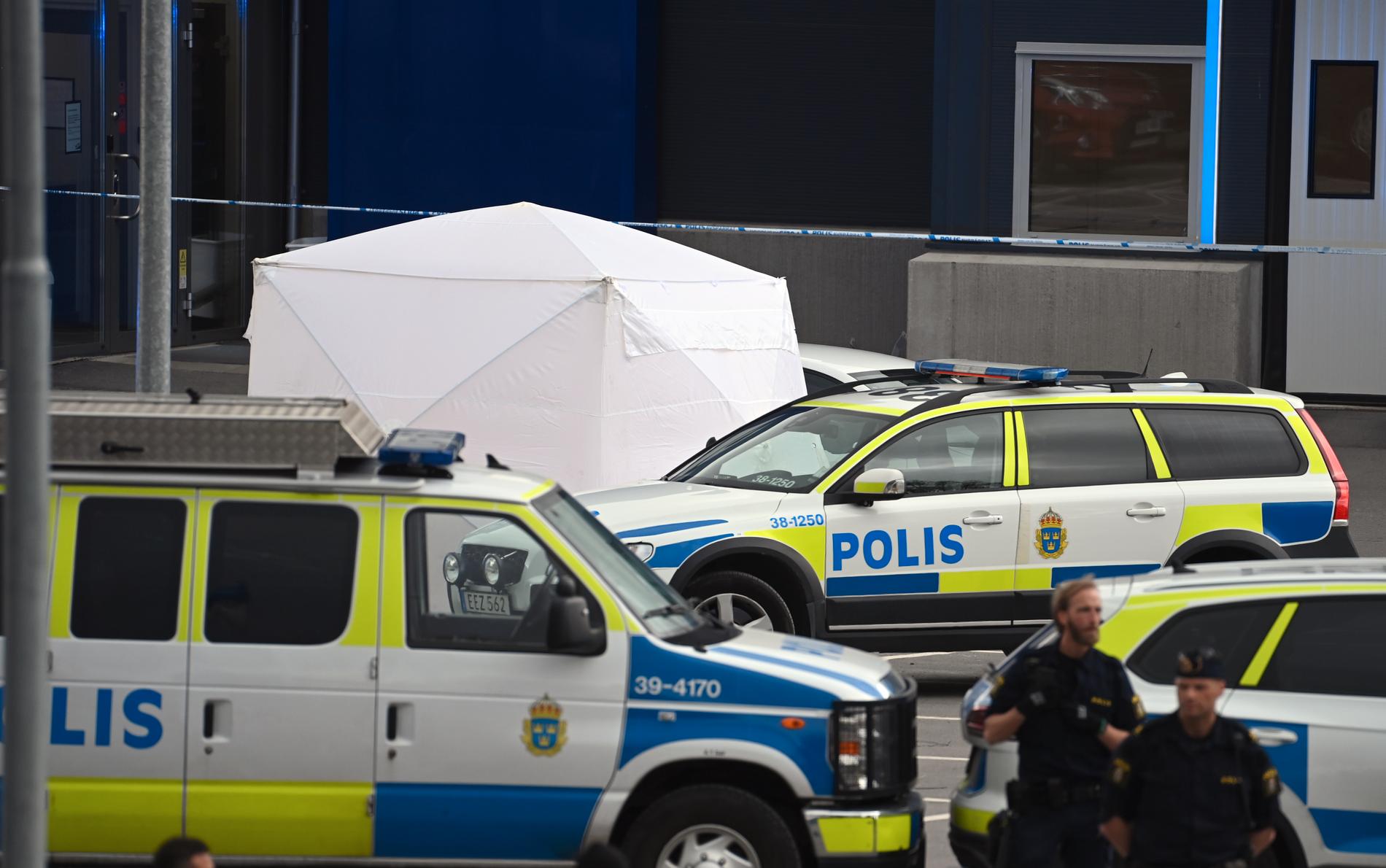 En man har har blivit skjuten vid ett gym i Södertälje. Kriminaltekniker har satt upp ett tält.
