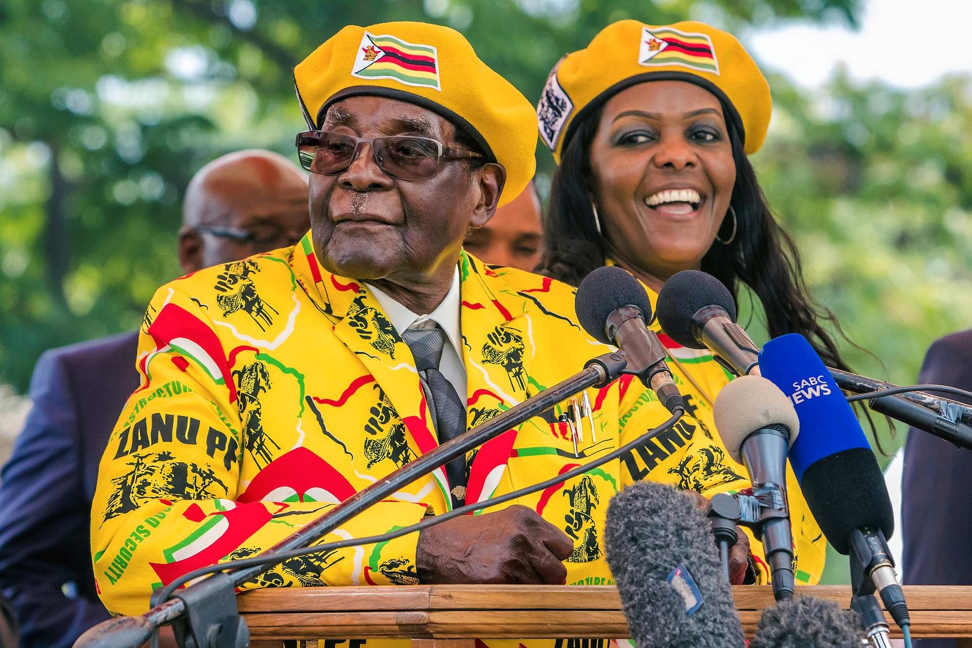 Diktatorn Robert Mugabe med sin fru Grace Mugabe på ett partimöte den 8:e november. 