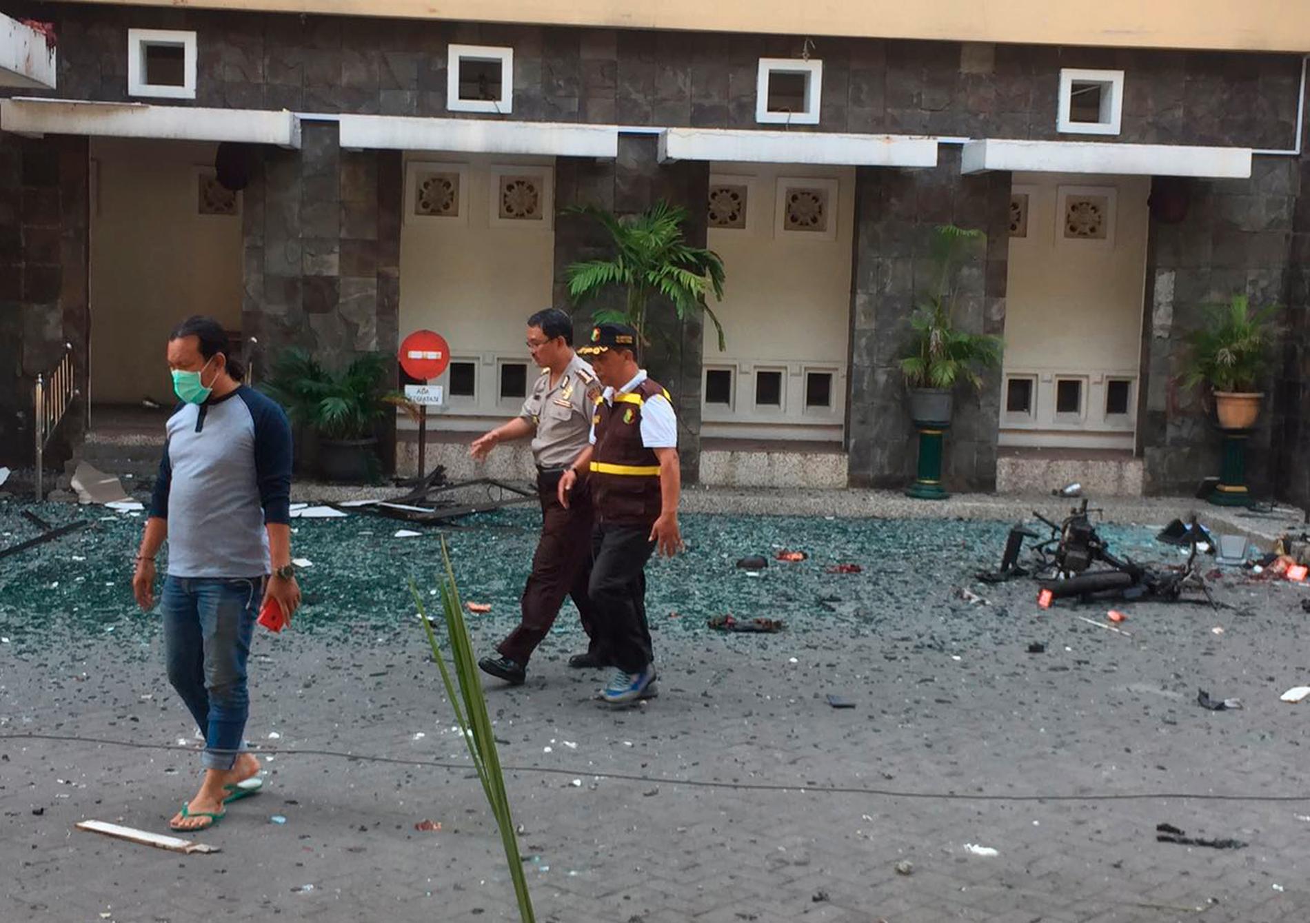 Sex personer har dödats och ett 30-tal skadats i bombdåd på östra Java.