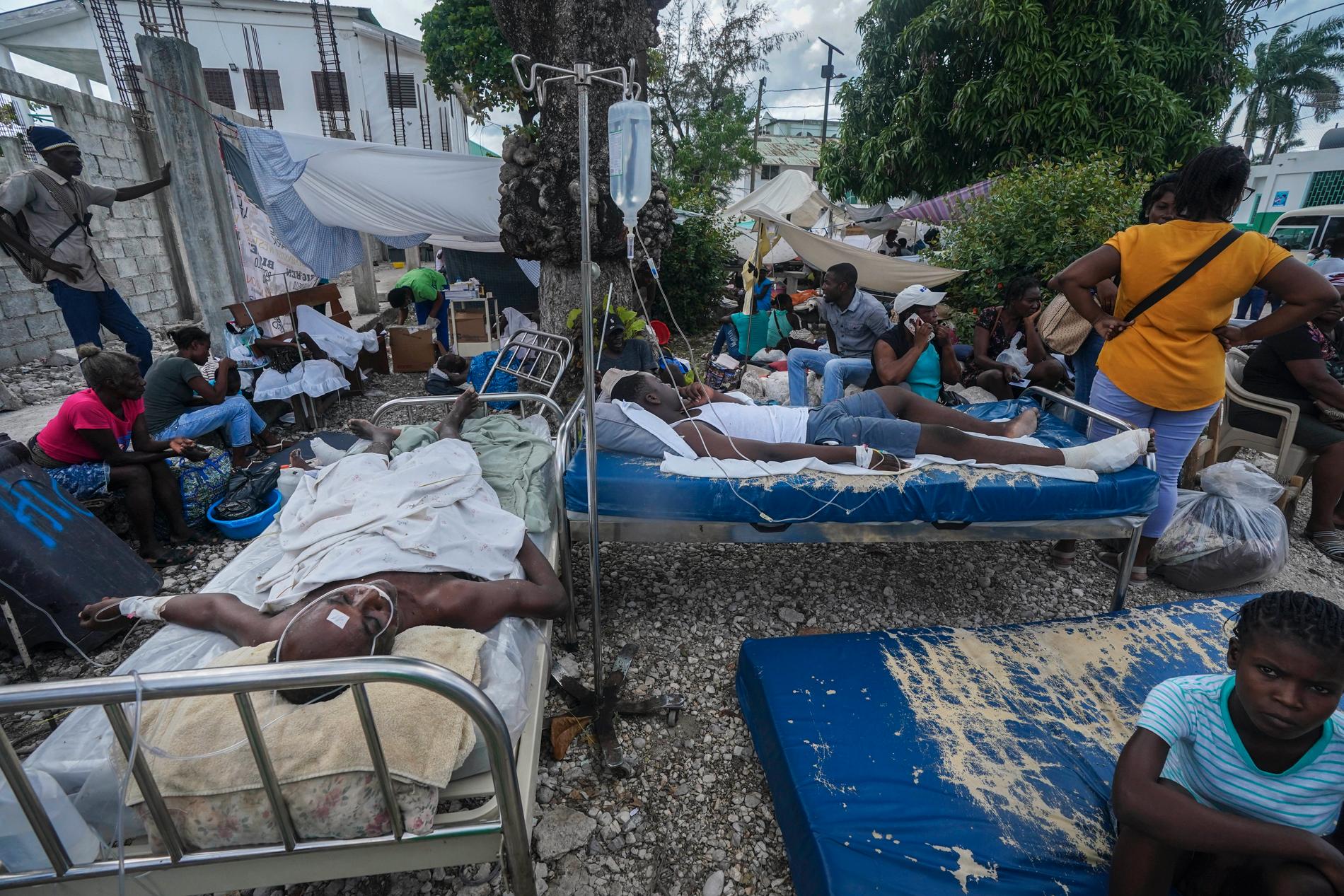 Personer som skadats i jordbävningen i Haiti vårdas. 