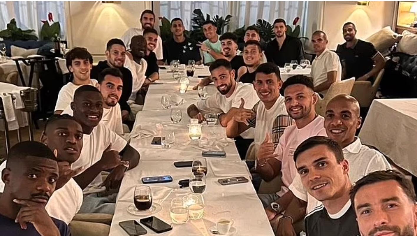 Ronaldo med lagkamrater under lördagens middag.