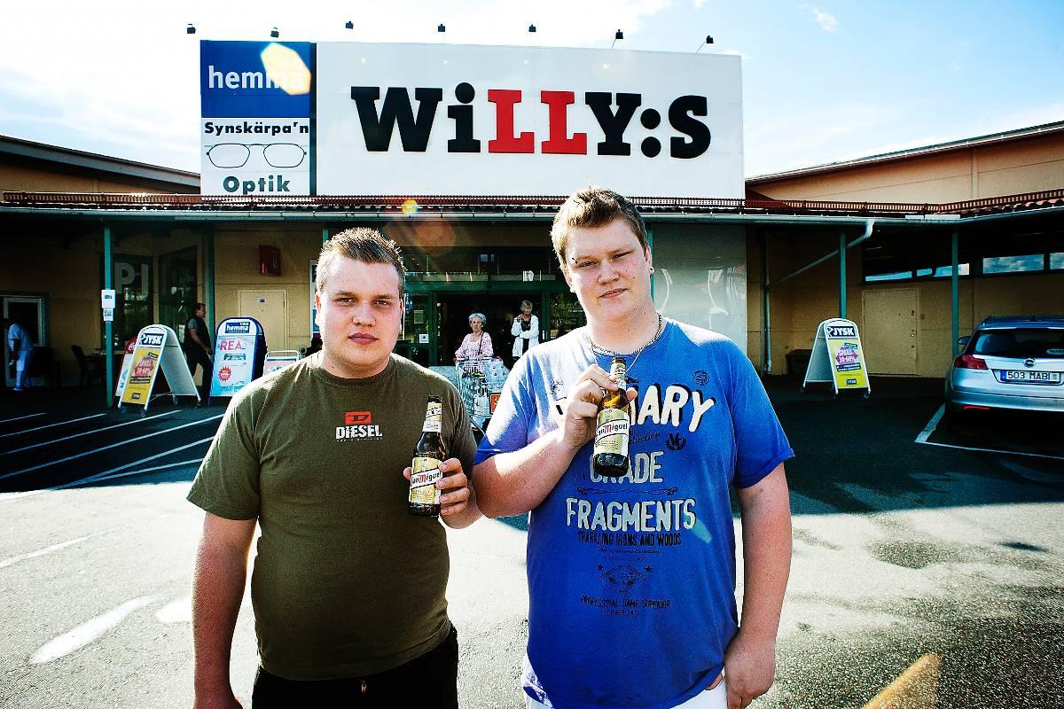 MINDERÅRIGA Starköl får bara säljas på Systembolaget till personer som är över 20 år. Men 19-åringarna Martin och Jesper kunde i går köpa en varsinn starköl på Willys i Åkersberga.