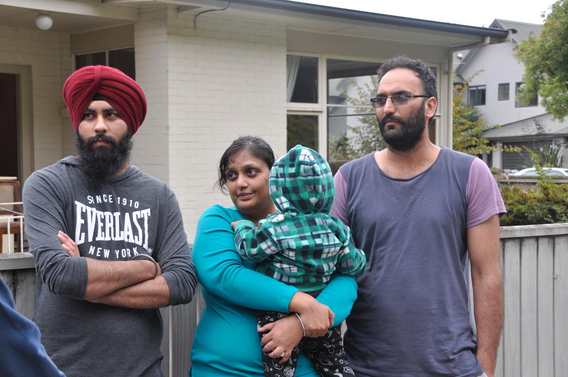 Charu Sharma (i mitten) såg en man dö utanför sitt hus och hjälpte offer vid terrordådet i Christchurch. Hon träffar TT tillsammans med sin svåger Bhumeet Singh (vänster) och make Paramjit Singh (höger).