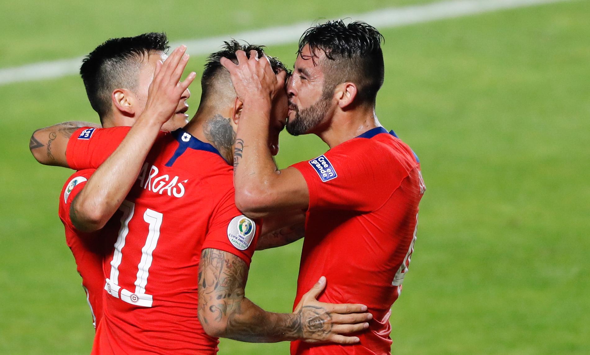 Chiles Eduardo Vargas gratuleras efter sitt första mål för kvällen.