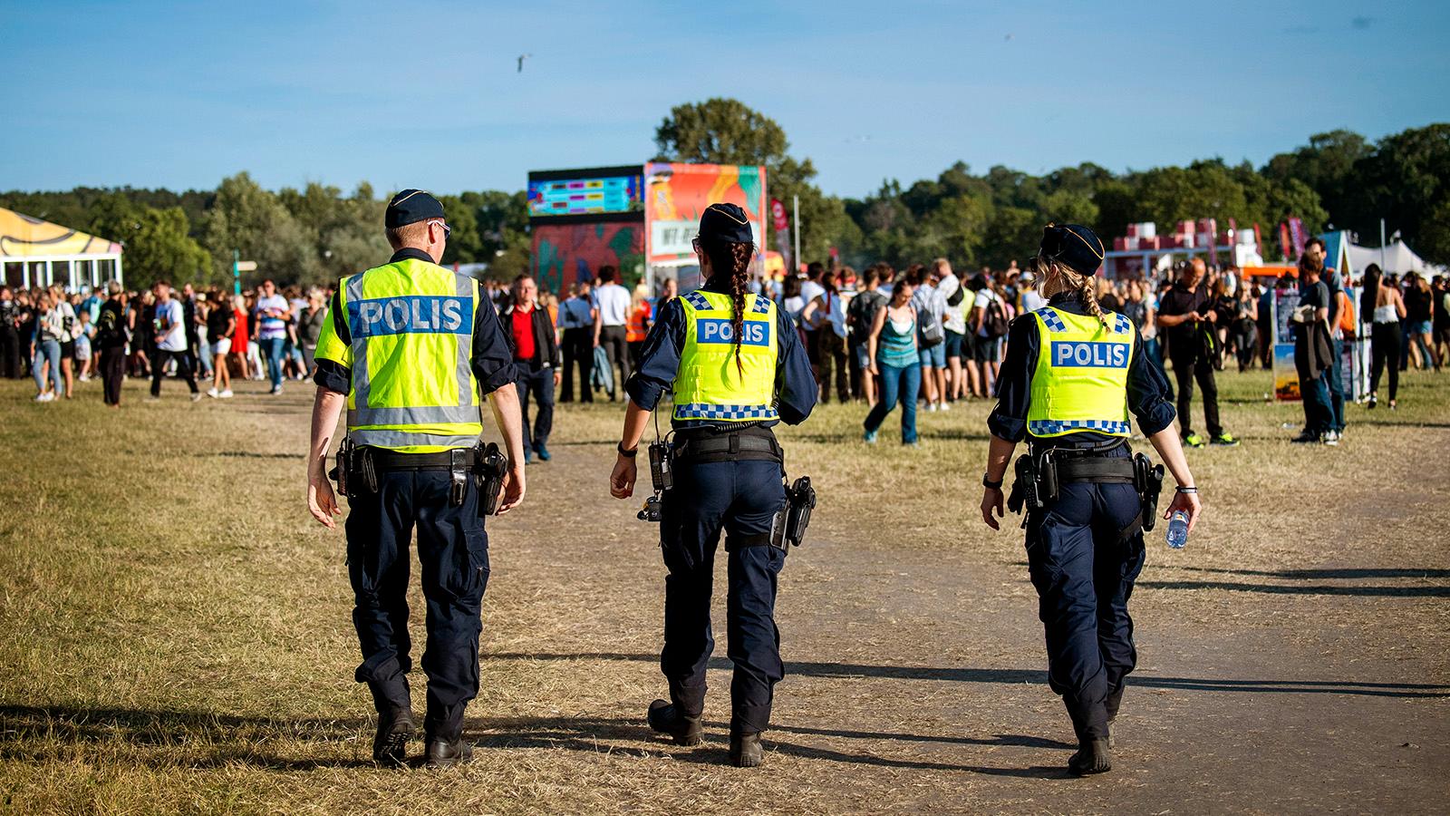Polis på patrull i festivalområdet på Gärdet i Stockholm i helgen.
