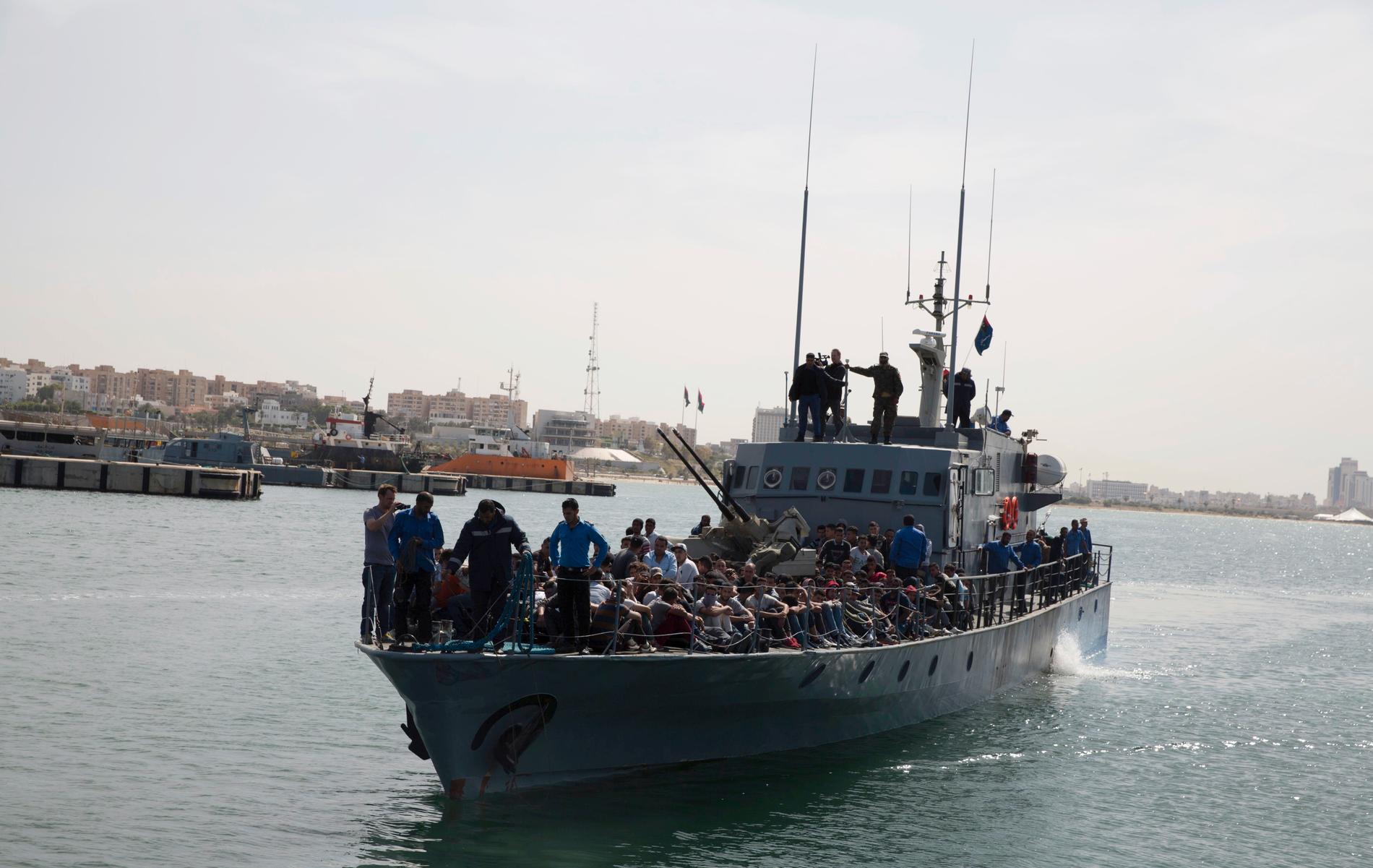 På bilden syns ett fartyg ur den libyska kustbevakningen som plockat upp migranter. Bilden har ingen koppling till artikeln. Arkivbild.