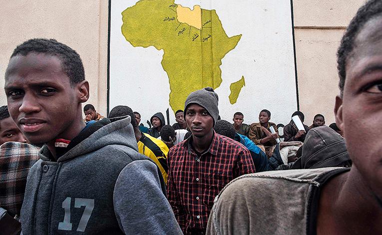 Afrikanska flyktingar  i ett förvar utanför Libyens huvudstad Tripoli.