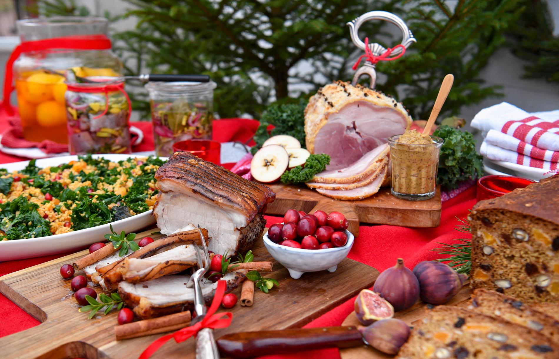 Julmat. En uppdukad julbuffé med saffranspäron, sallad, fläskstek, matjessill, skinka och bröd. Arkivbild.