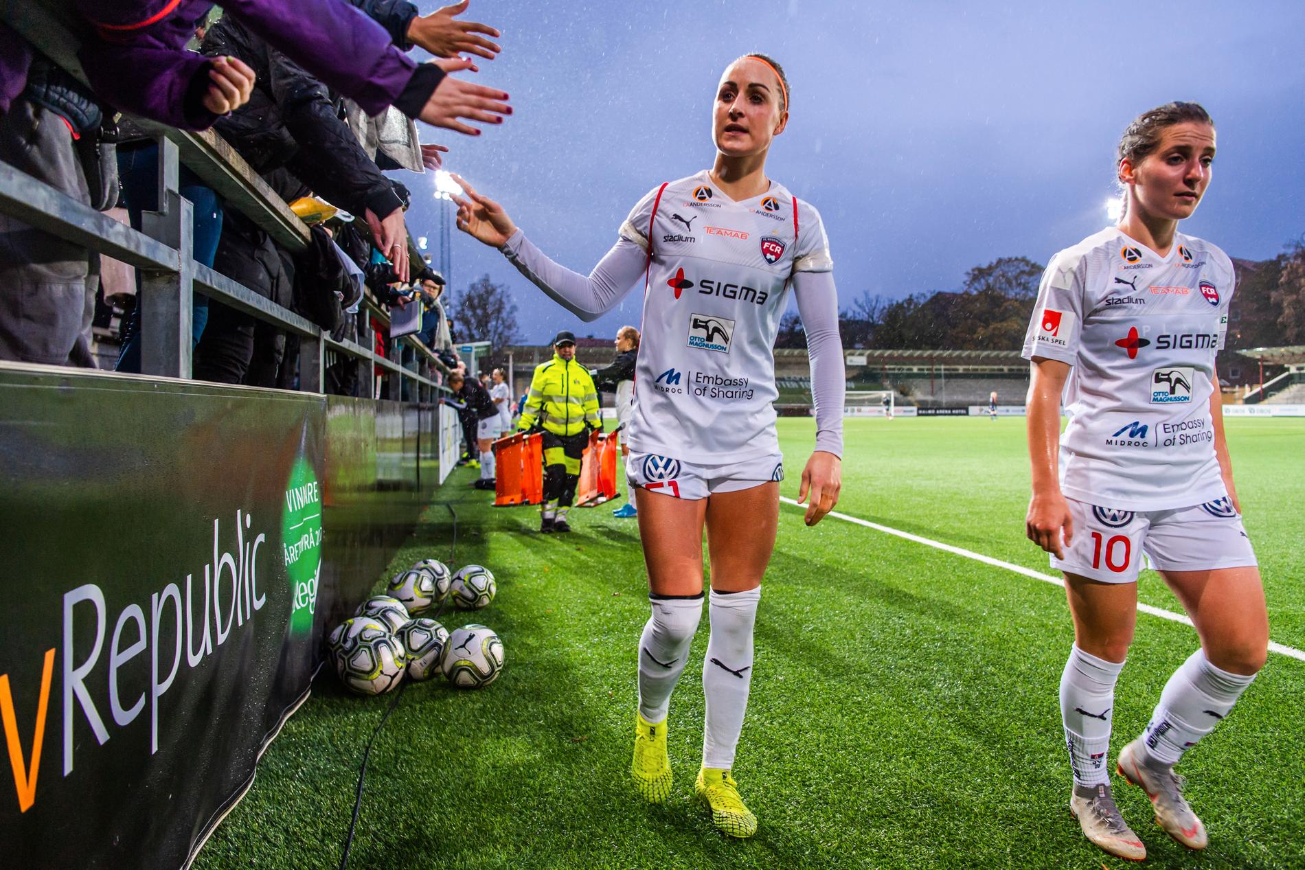 Rosengårds Sanne Troelsgaard och Jelena Cankovic deppar efter gårdagens 3–3-resultat.