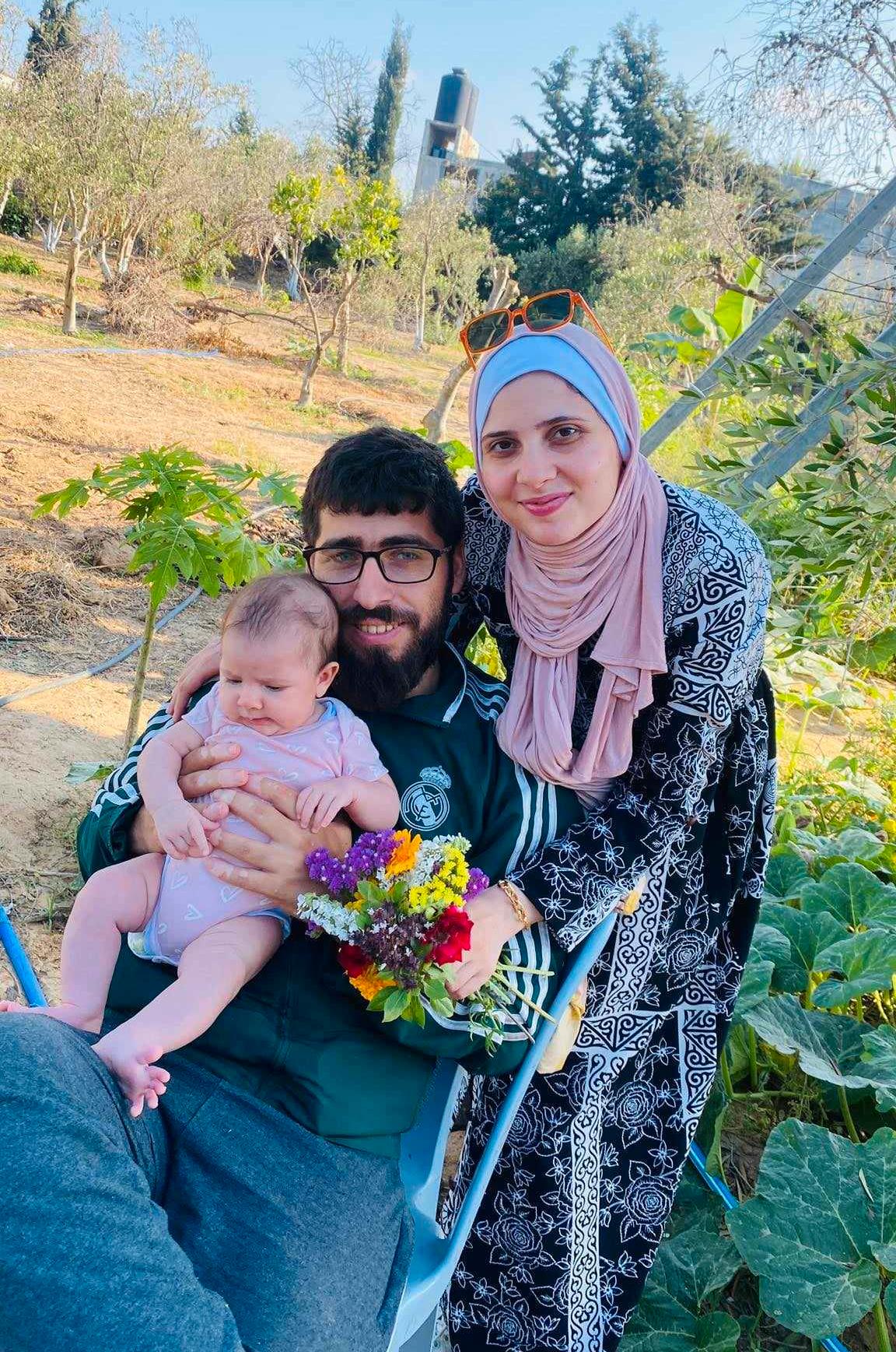 Alis bror Ibrahim med sin hustru Aya och deras lilla dotter, Salma.