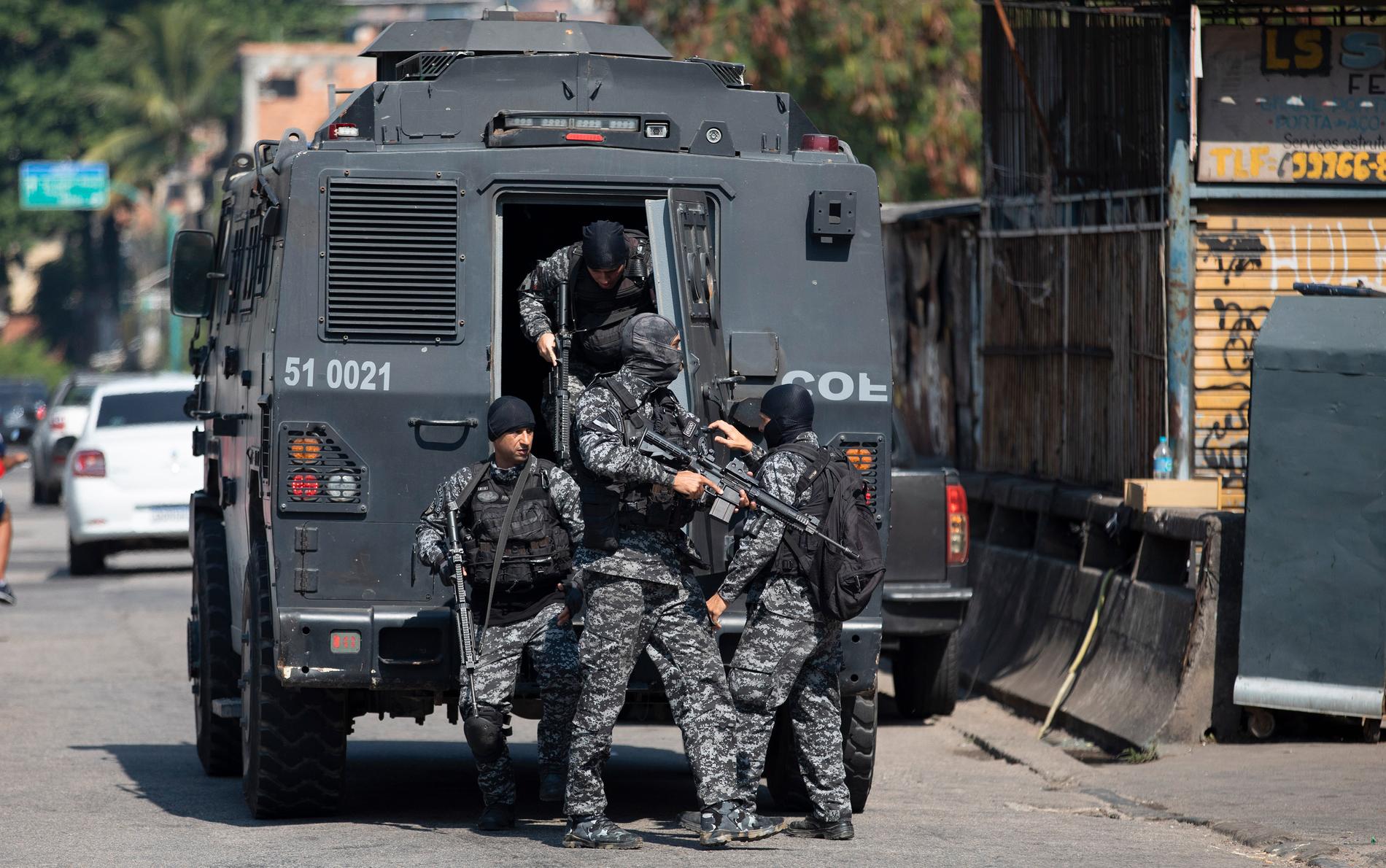 Polis med pansarfordon under en operation mot påstådda narkotikasmugglare i Jacarezinho favela i Rio de Janeiro, Brasilien, torsdagen den 6 maj.