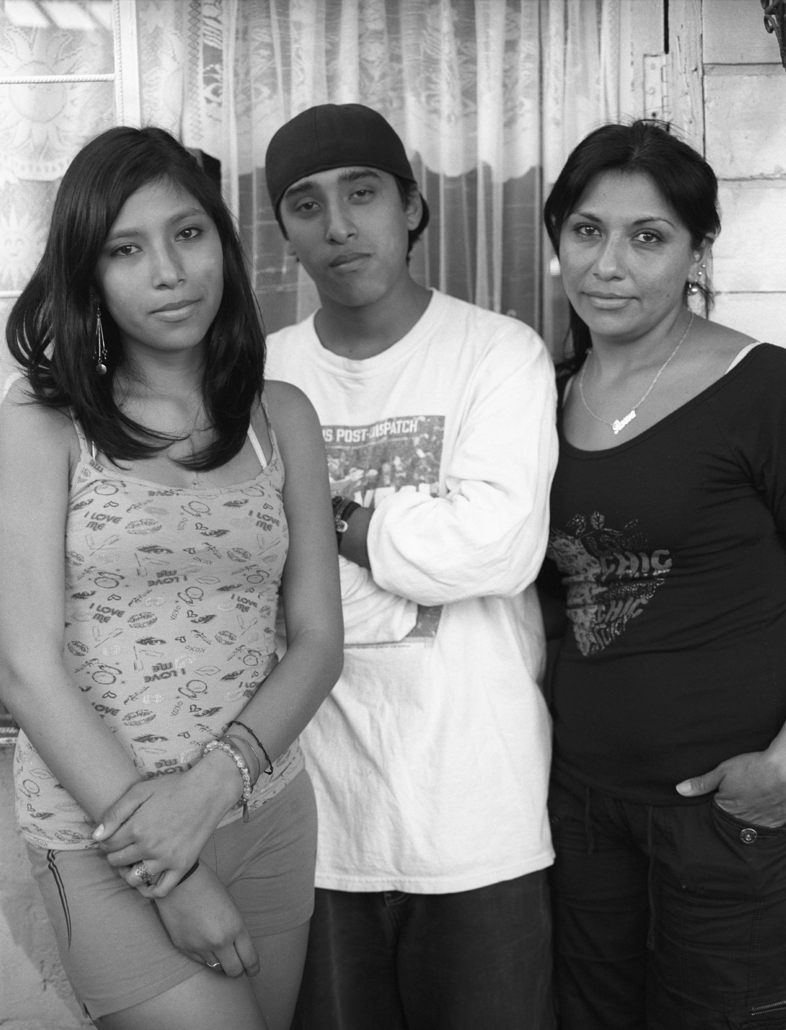 Roxana Guarache med sina två barn Nicolas och Nataly.