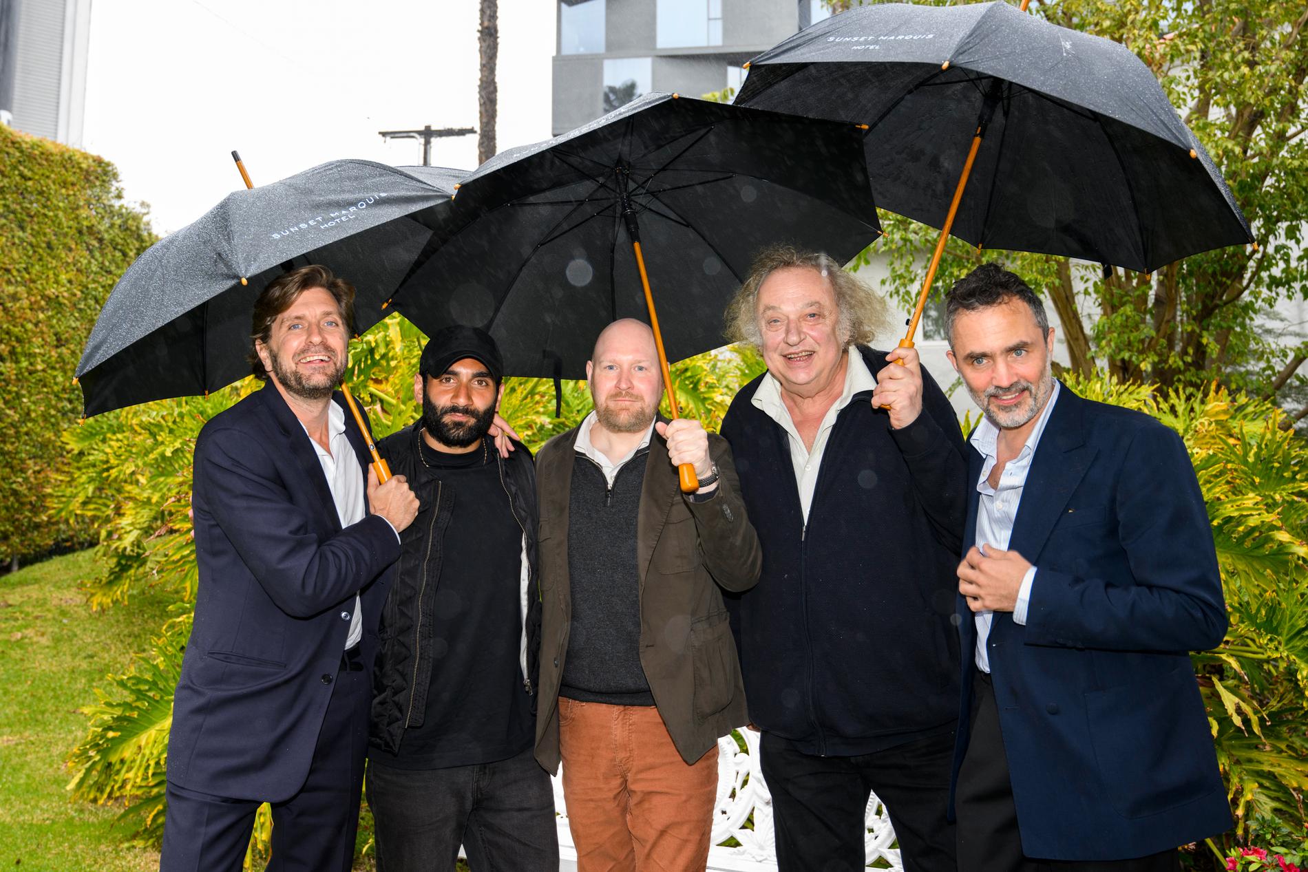Regissören Ruben Östlund med gänget från "Triangle of sadness", skådespelarna Arvin Kananian, Henrik Dorsin och Zlatko Buric, tillsammans med producenten Erik Hemmendorff.