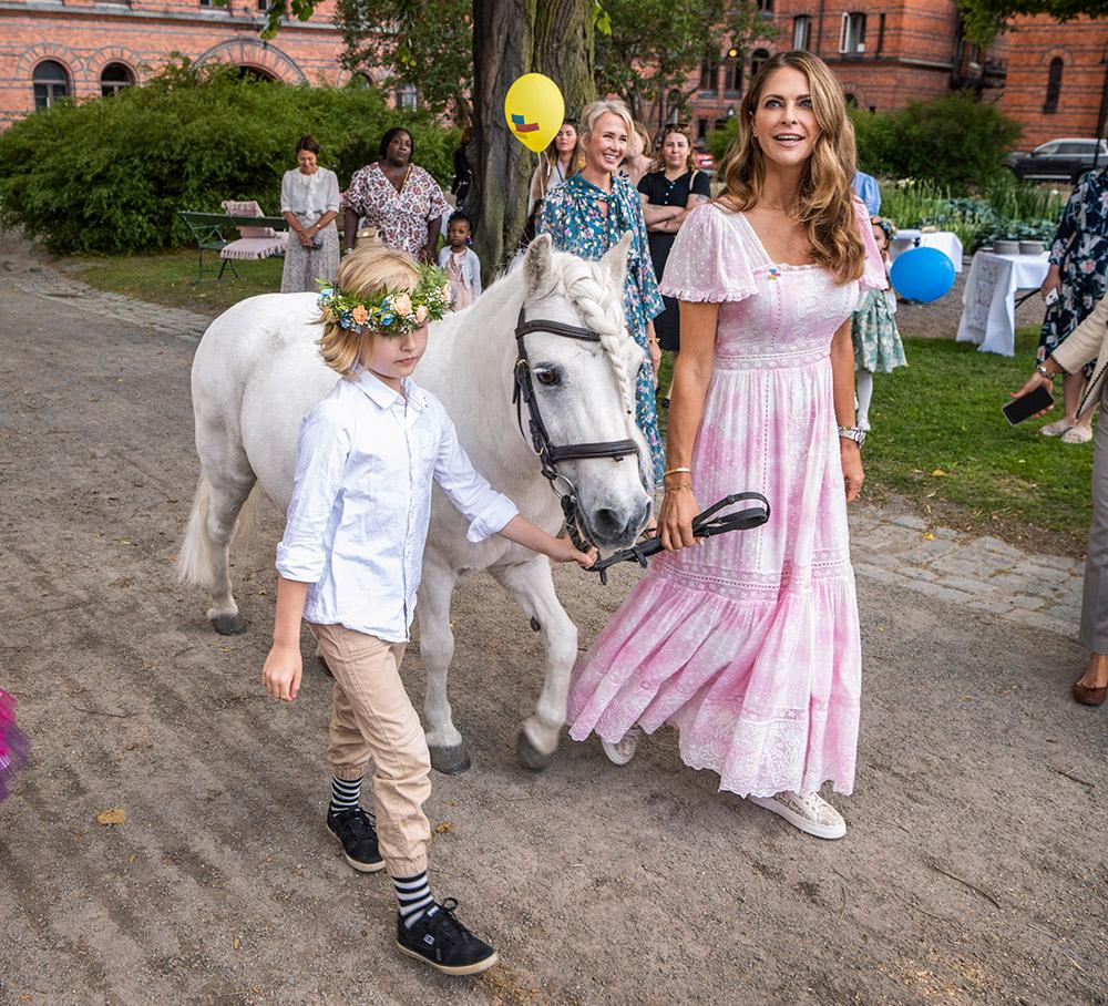 Barnen fick träffa alla hästar i Hovstallet och åka häst och vagn. 