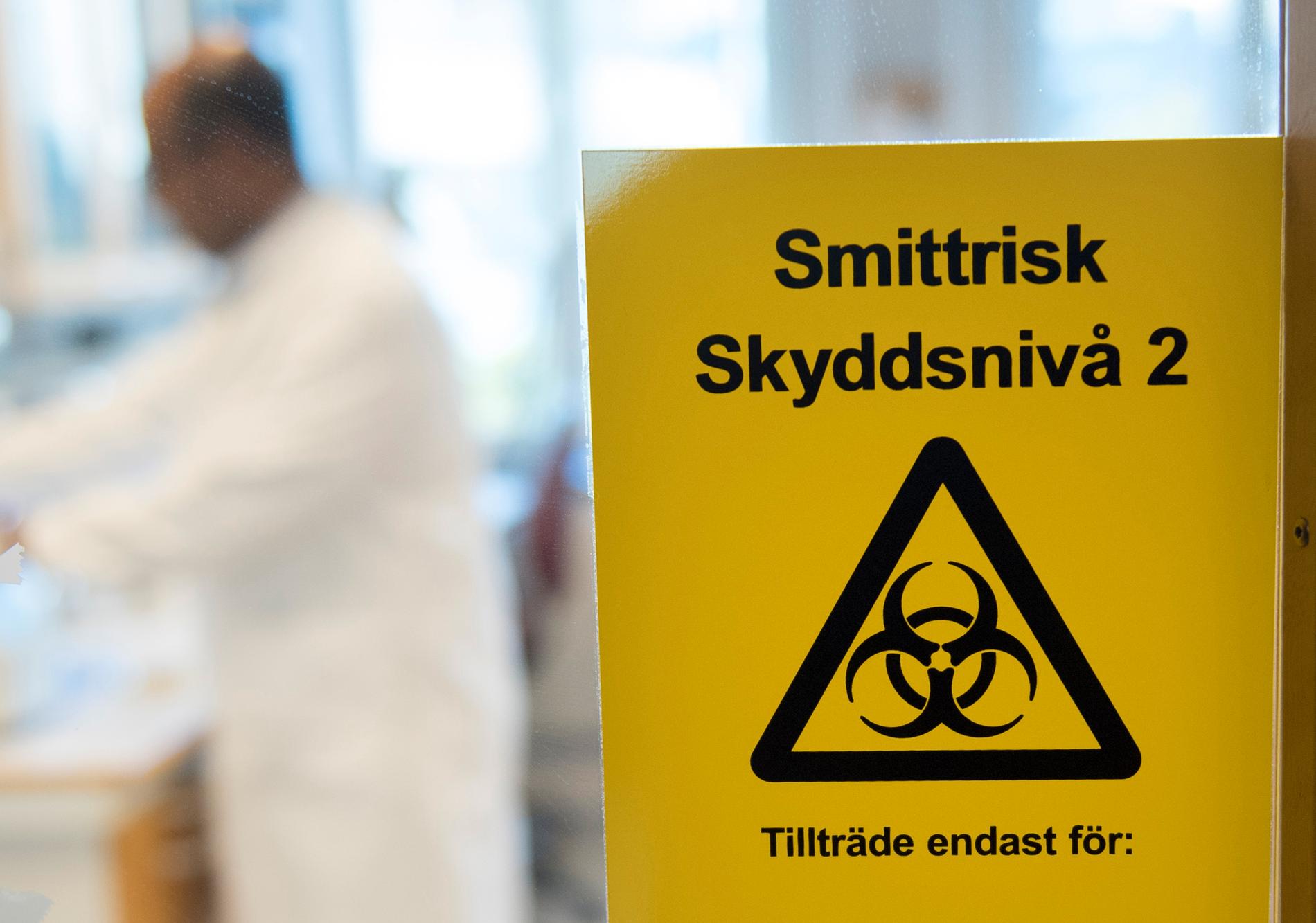Ett smittskyddslaboratorium på Folkhälsomyndigheten i Stockholm. Arkivbild.