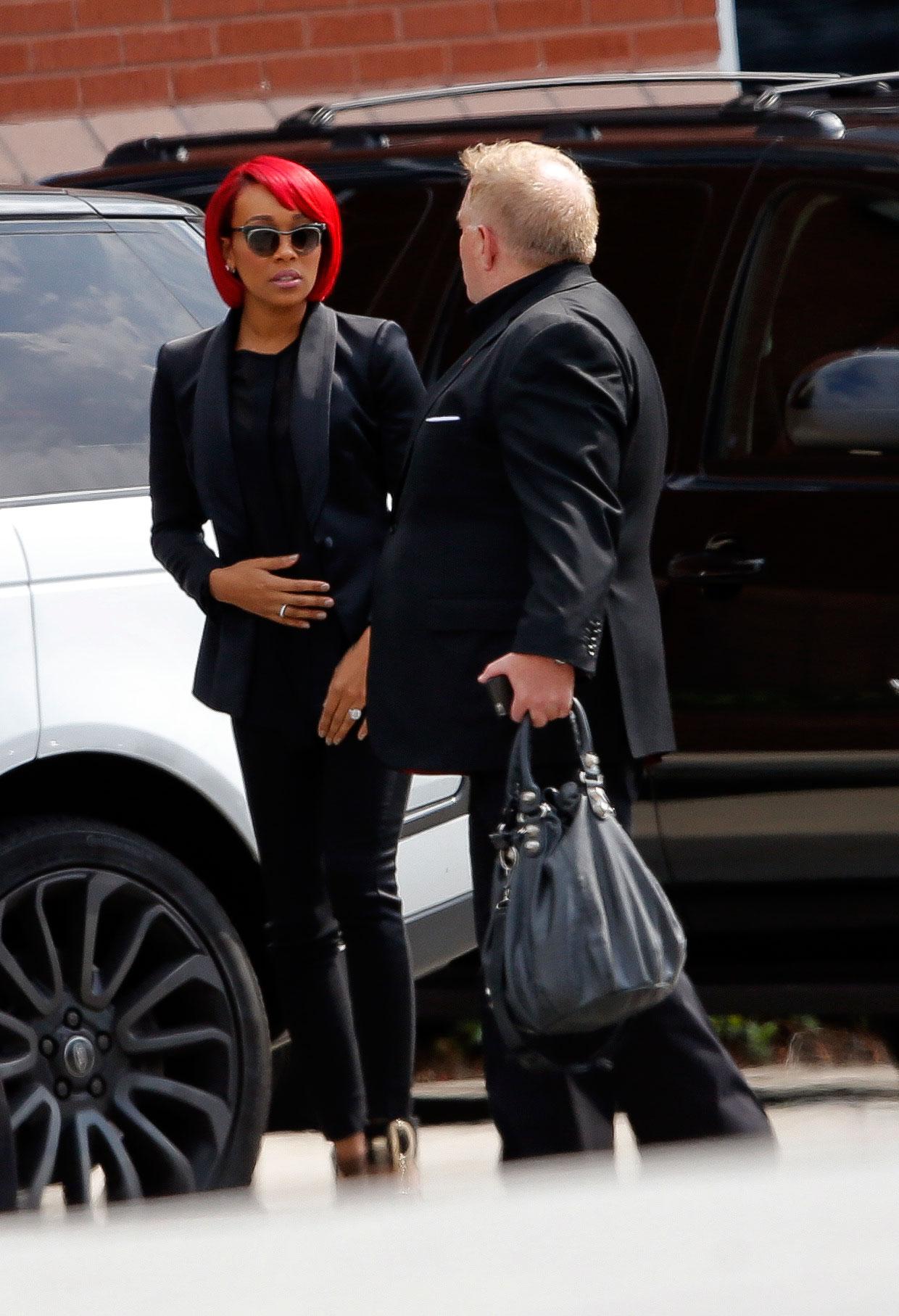 R&B-sångerskan Monica anländer till begravningsceremonin.