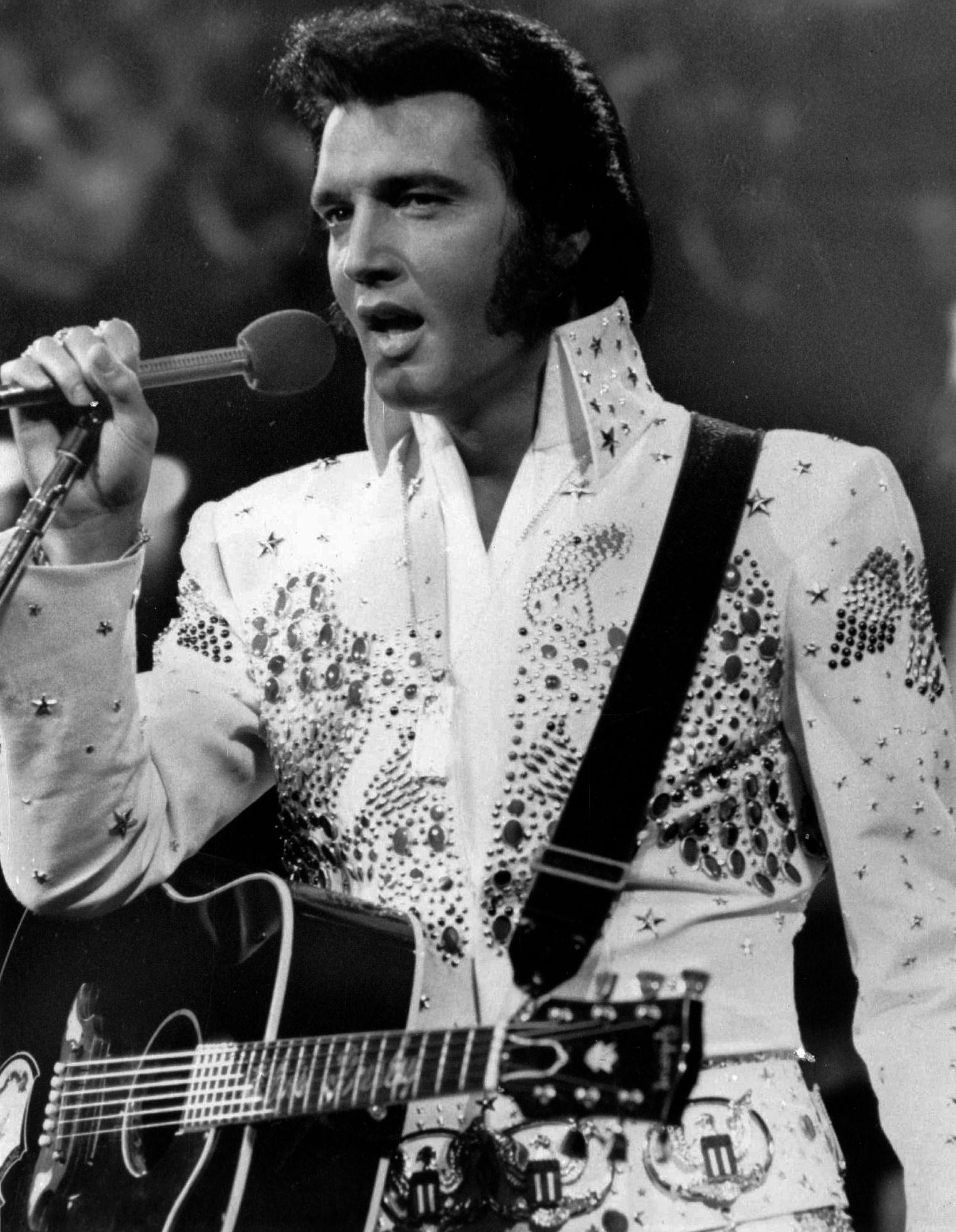 Elvis hittades död i sitt badrum i Memphis 1977.