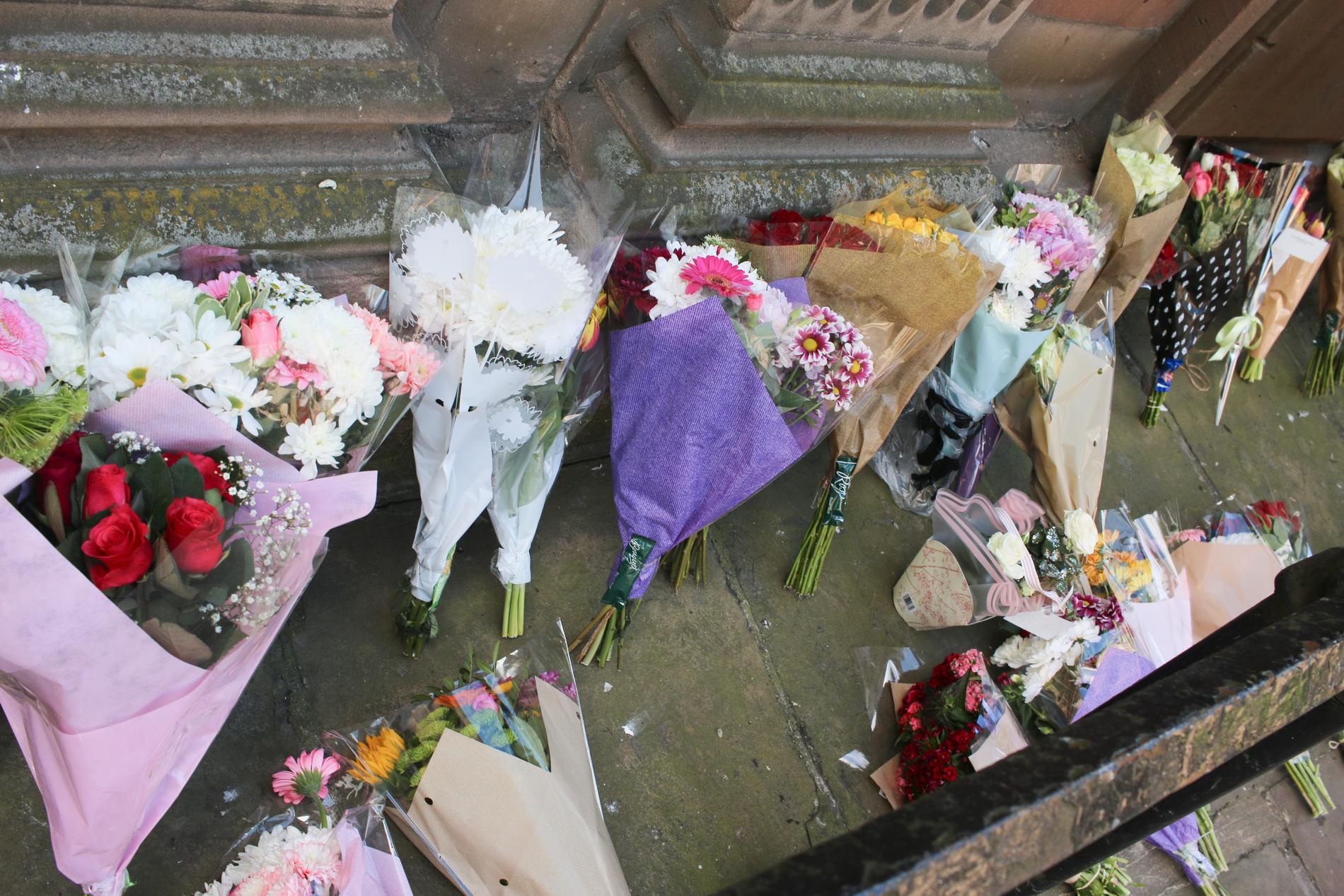 Blommor nedlagda vid S:t Anns Church i Manchester efter terrordådet 2017. Arkivbild.