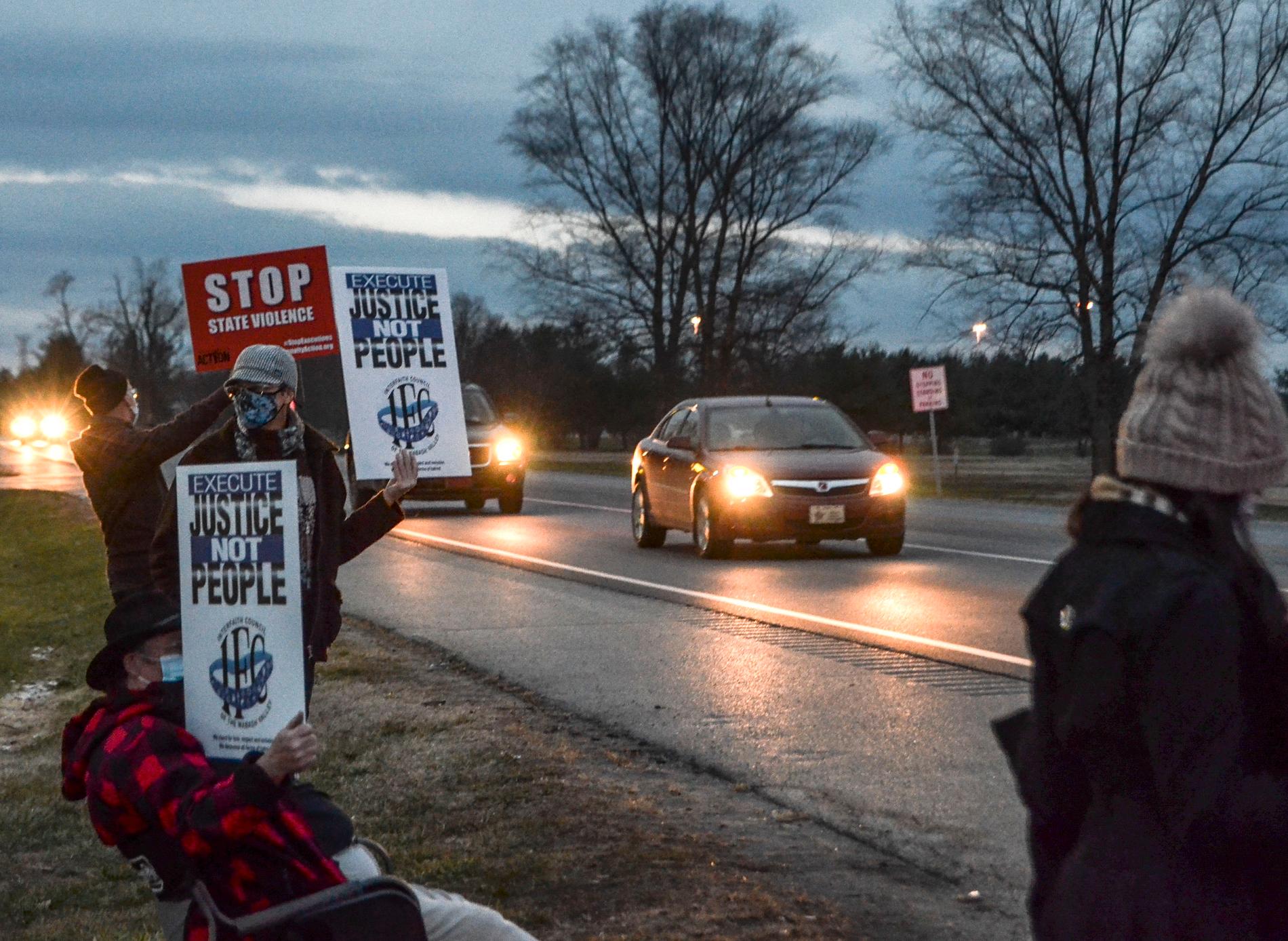 Demonstrationer mot dödsstraffet utanför högsäkerhetsanläggningen Terre Haute i Indiana, där många av de federala dödsstraffen verkställs.