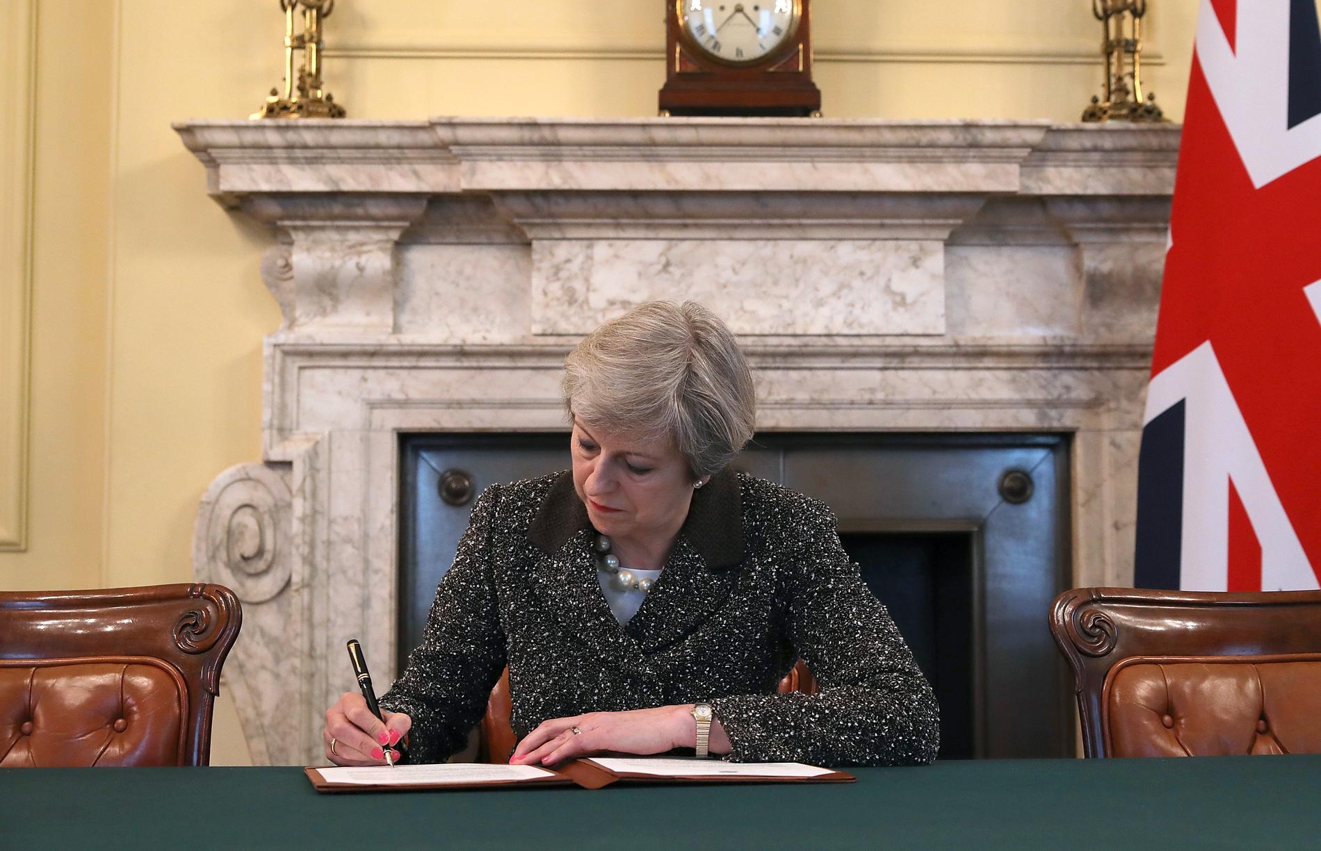 Premiärminister Theresa May undertecknar brevet på 10 Downing Street i London.