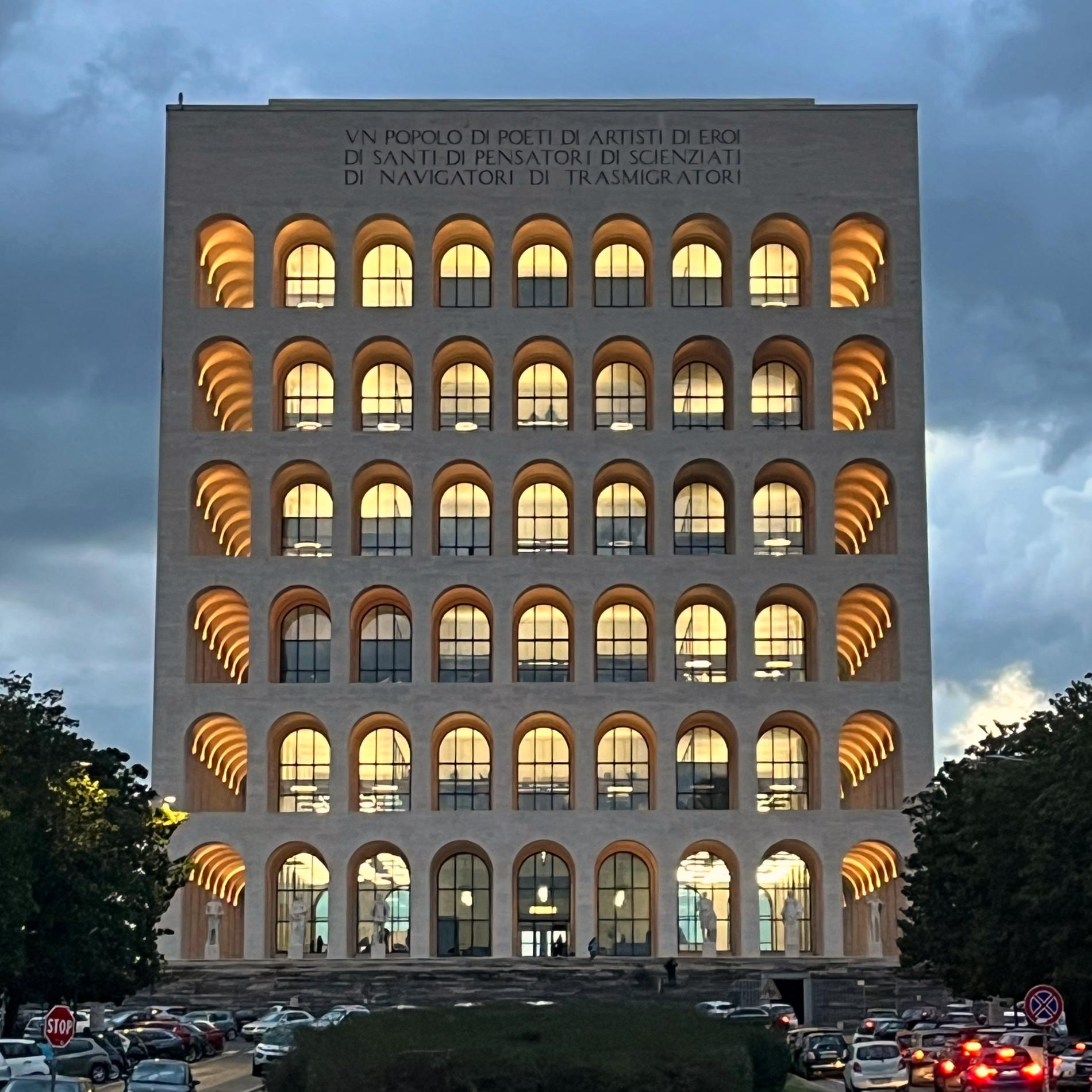 Palazzo della Civiltà Italiana i Rom. I monumentala bokstäver är ett citat av Benito Mussolini inhugget i stenfasade.