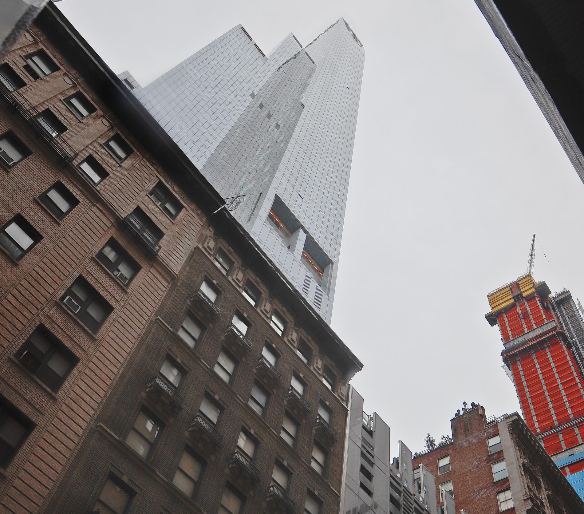 Bostadsskyskrapan One57 ligger bakom det gamla hotellet Park Savoy på Manhattan.