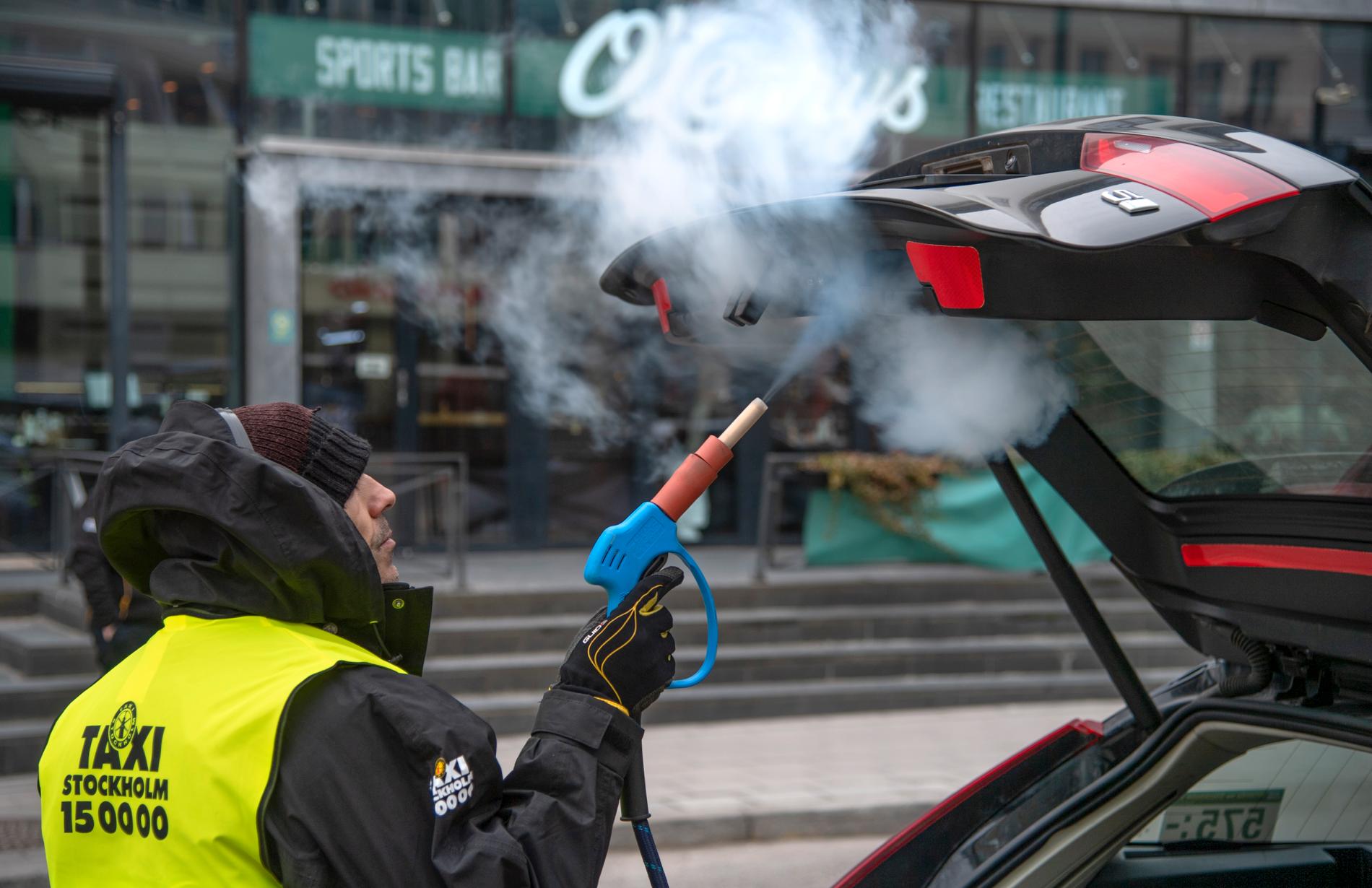Kanske kan virus överleva i taxin – i Stockholm ångtvättas bilar för säkerhets skull.