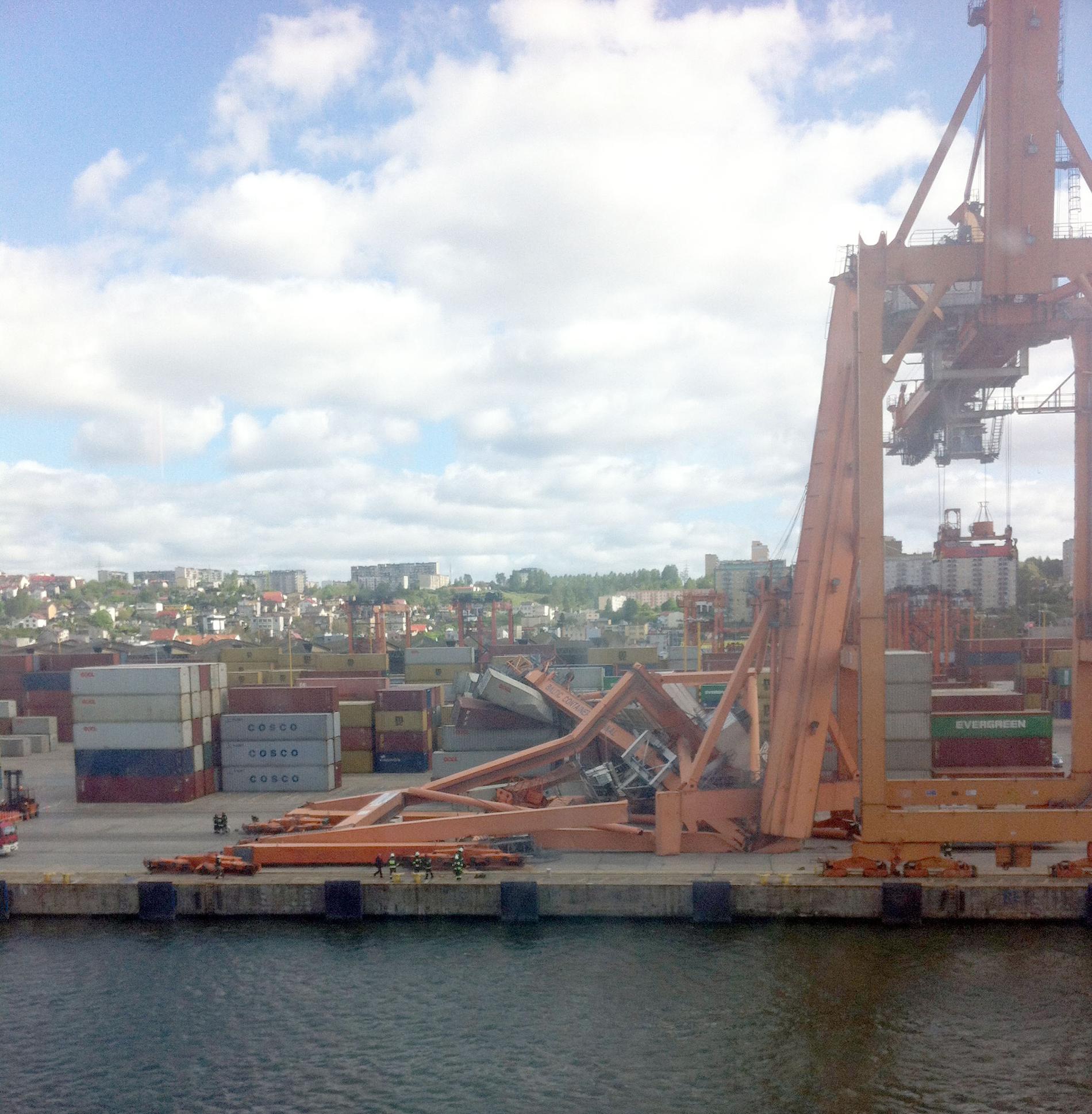 Lastkranen blev till plockepinn när färjan körde in i den i hamnen i Gdynia.