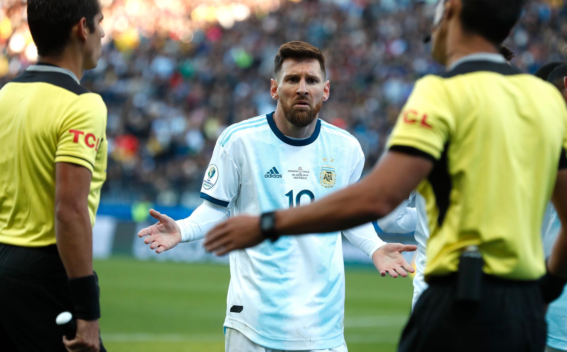 Lionel Messi reagerar efter att ha blivit utvisad mot Chile i bronsmatchen.