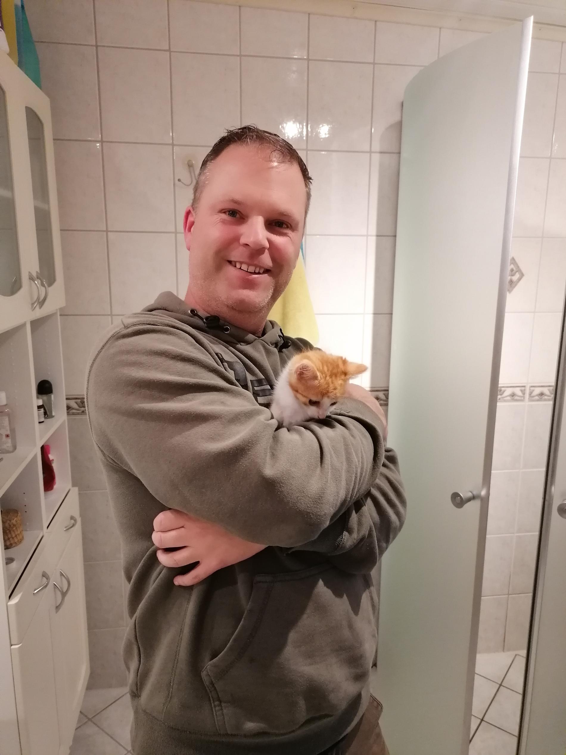 Stefan räddade kattunge som kastats ur bil i Småland.