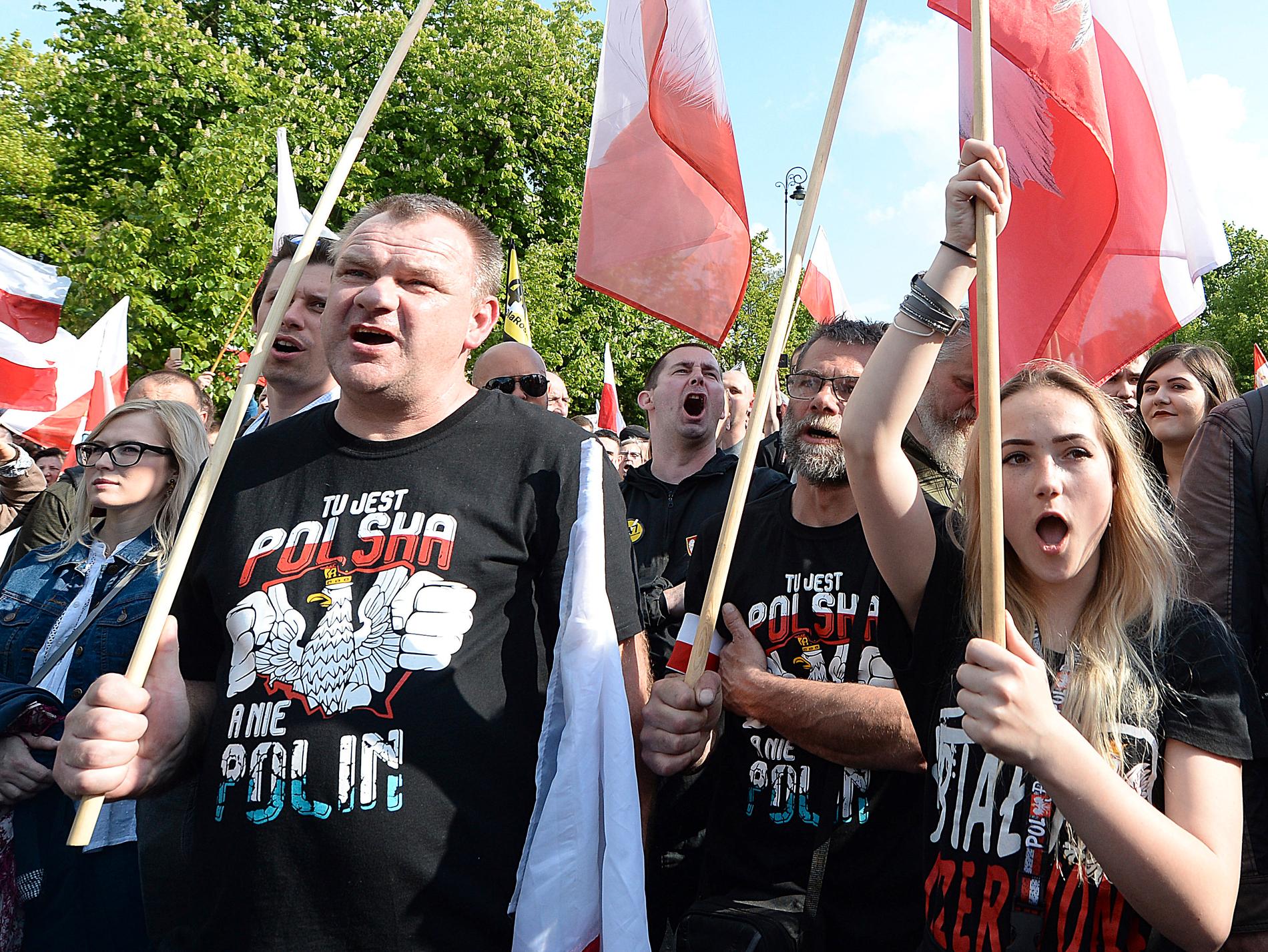 Tusentals nationalister och högerextremister demonstrerade i Polens huvudstad Warszawa mot en amerikansk lag om återlämnande av judars egendomar som beslagtogs under andra världskriget och tiden därefter.