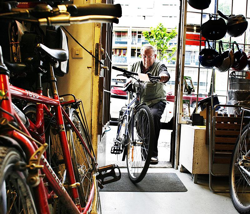MP vill bland annat sänka priset på cykelreparationer.