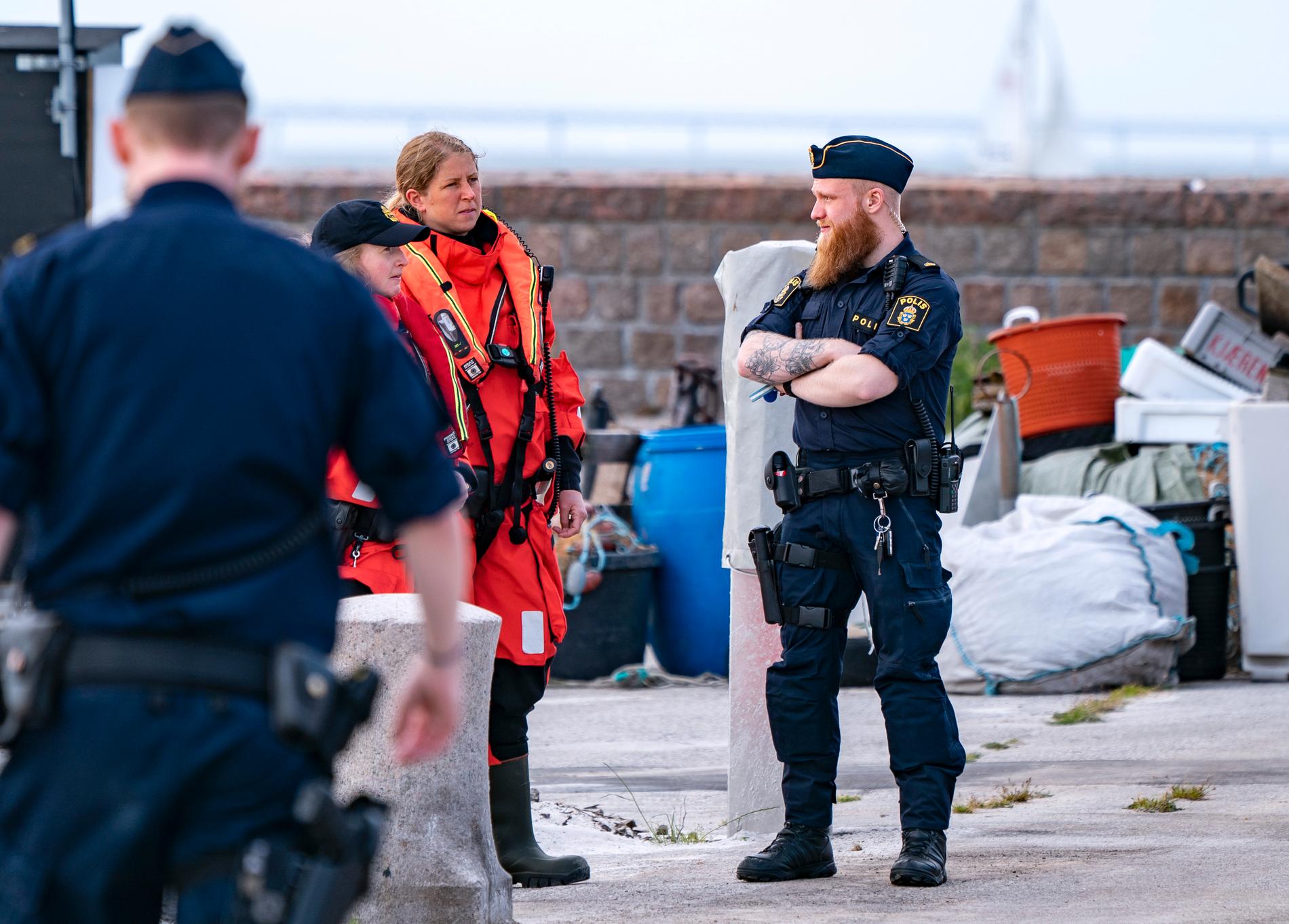 Polis och kustbevakning på plats efter att två båtar har krockat utanför hamnen Skanör på fredagskvällen.