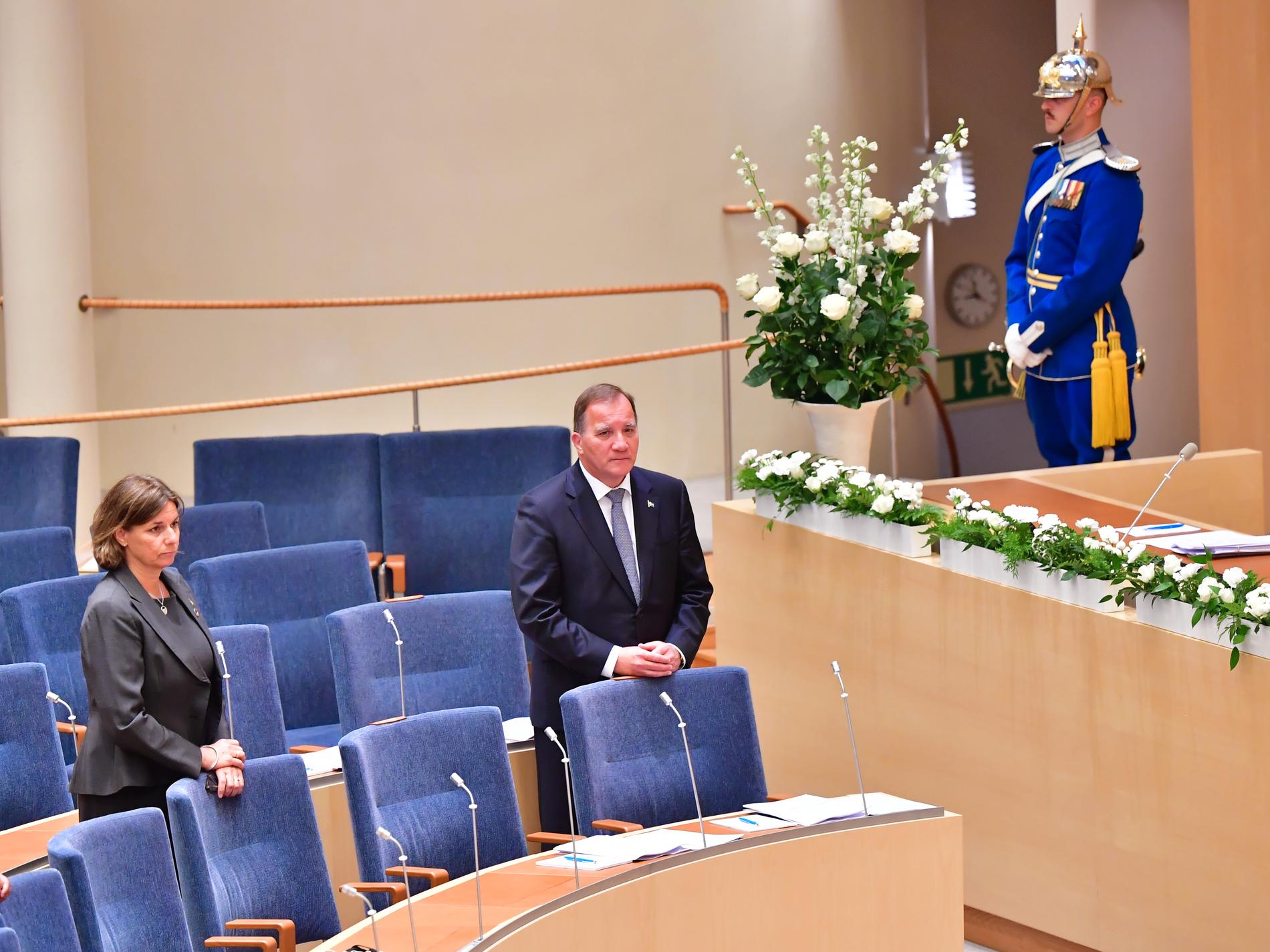 Vice statsminister Isabella Lövin (MP) och statsminister Stefan Löfven (S) under minnesceremonin i riksdagen för coronapandemins offer.