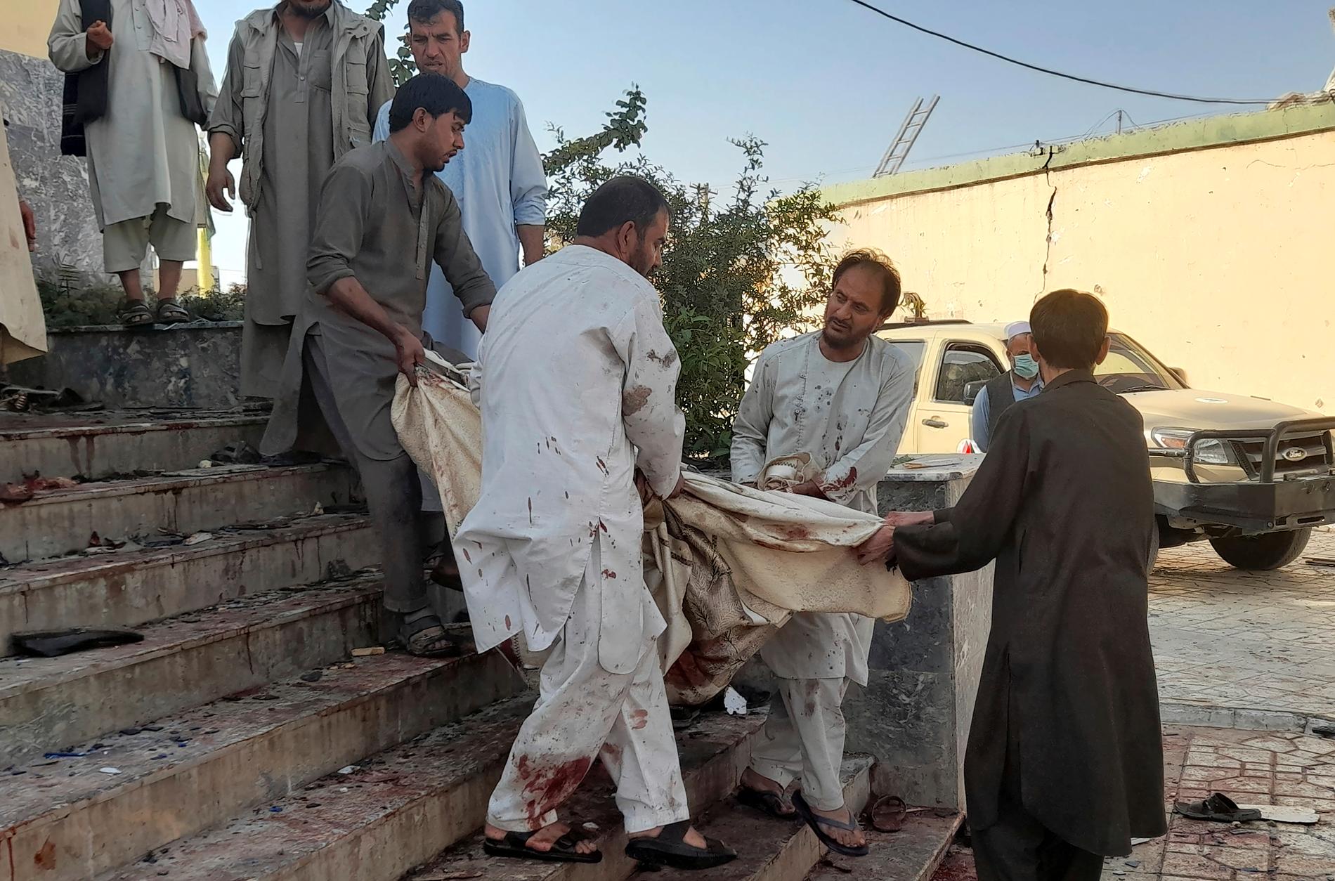 En skadad person bärs ut från moskén i staden Kunduz i norra Afghanistan. 