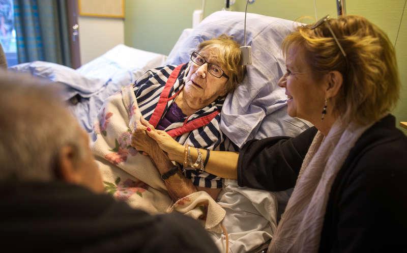 Räknades ut Läkarna trodde inte att Salme Tylander, 93, skulle återhämta sig. Det trodde däremot hennes familj, däribland dottern Annika Persson och sonen Arne Moberg.