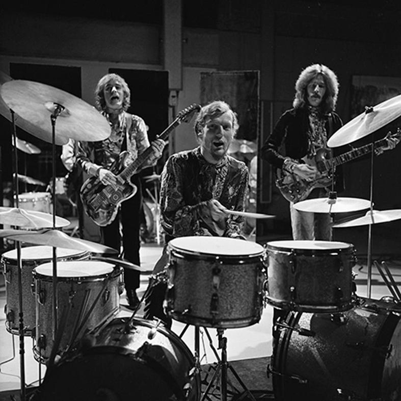 Ginger Baker tillsammans med medlemarna i bandet Cream spelar i Holländsk TV 1968.