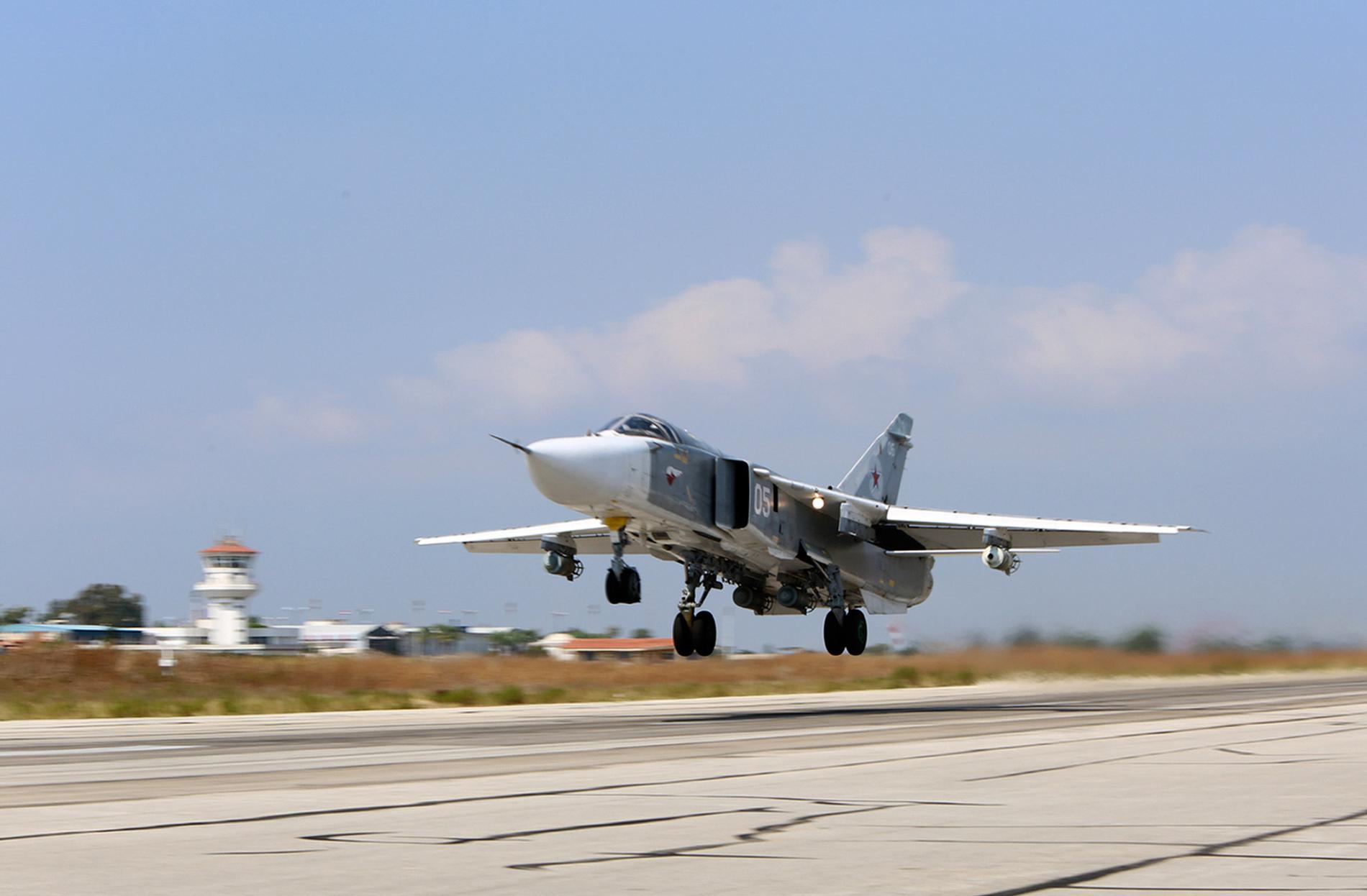 En rysk SU-24M beväpnad med laserstyrda bomber lyfter från flygbasen Hmeimim i Syrien, den 3 oktober.