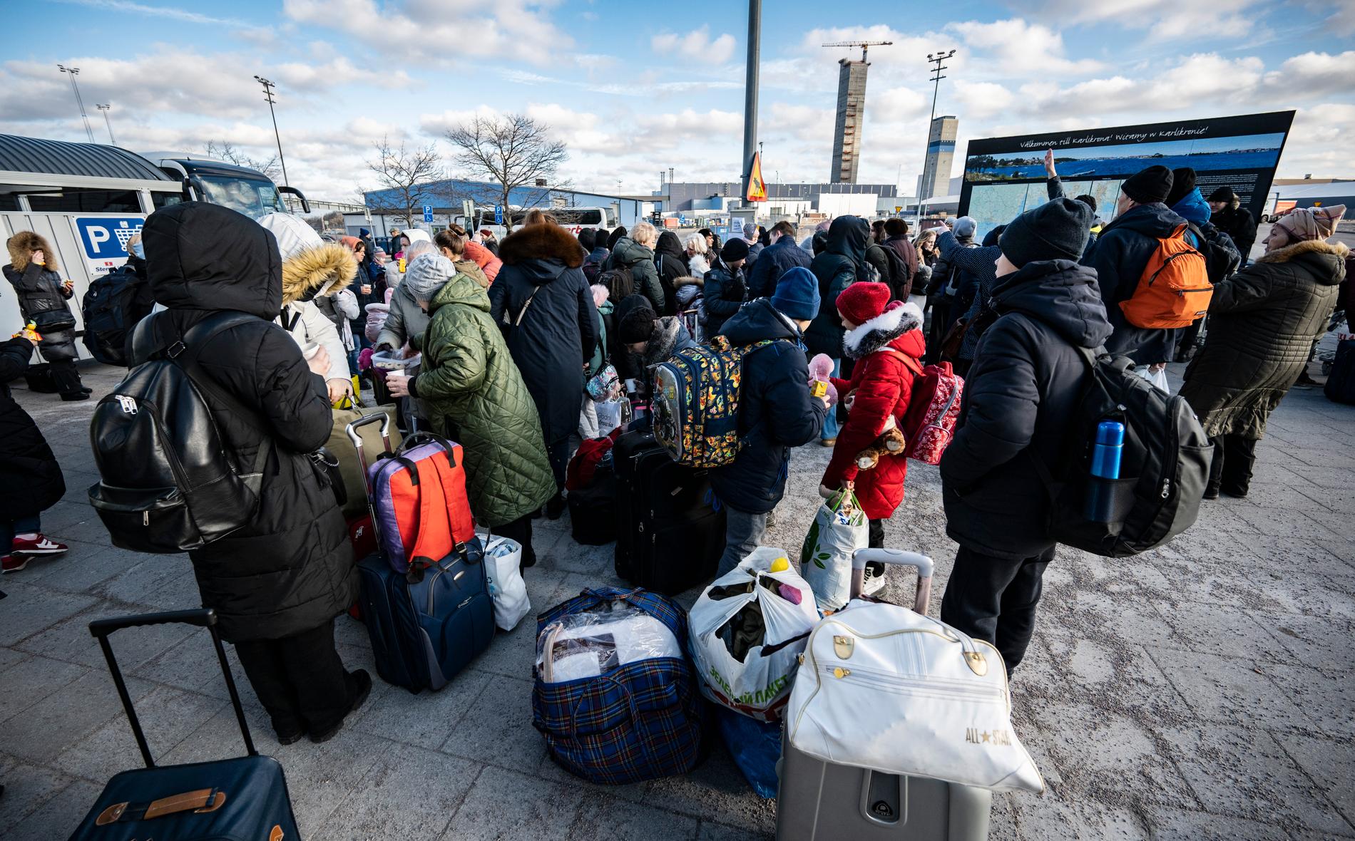 ”Ukrainas flyktingar ska återvända när delar av landet är stabilt igen”, menar SD-ledaren.  Här bjuder volontärer på mat och delar ut förnödenheter tull flyktingar i Karlskrona. 