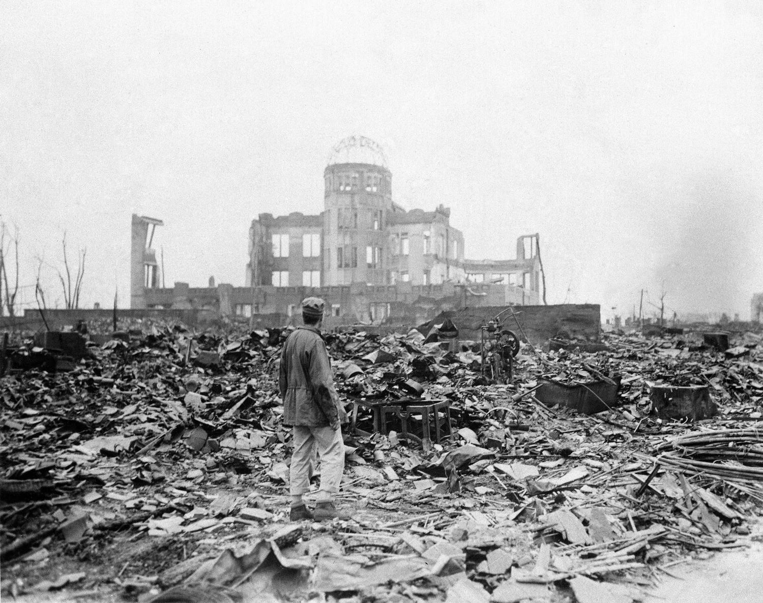Den 6 augusti 1945 togs den här bilden på vad som tidigare var en biograf i Hiroshima, Japan.